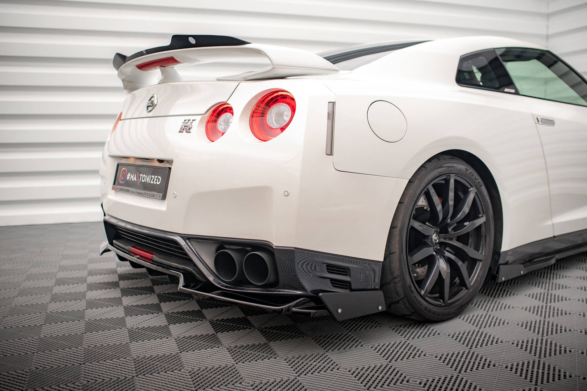 Central Rear Splitter + Flaps Nissan GTR R35 1st Facelift - 4