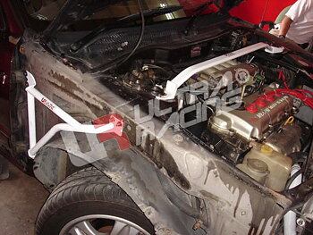 NISSAN SUNNY 91-94 B13 ULTRARACING FRÄMRE ÖVRE FJÄDERBENSSTAG