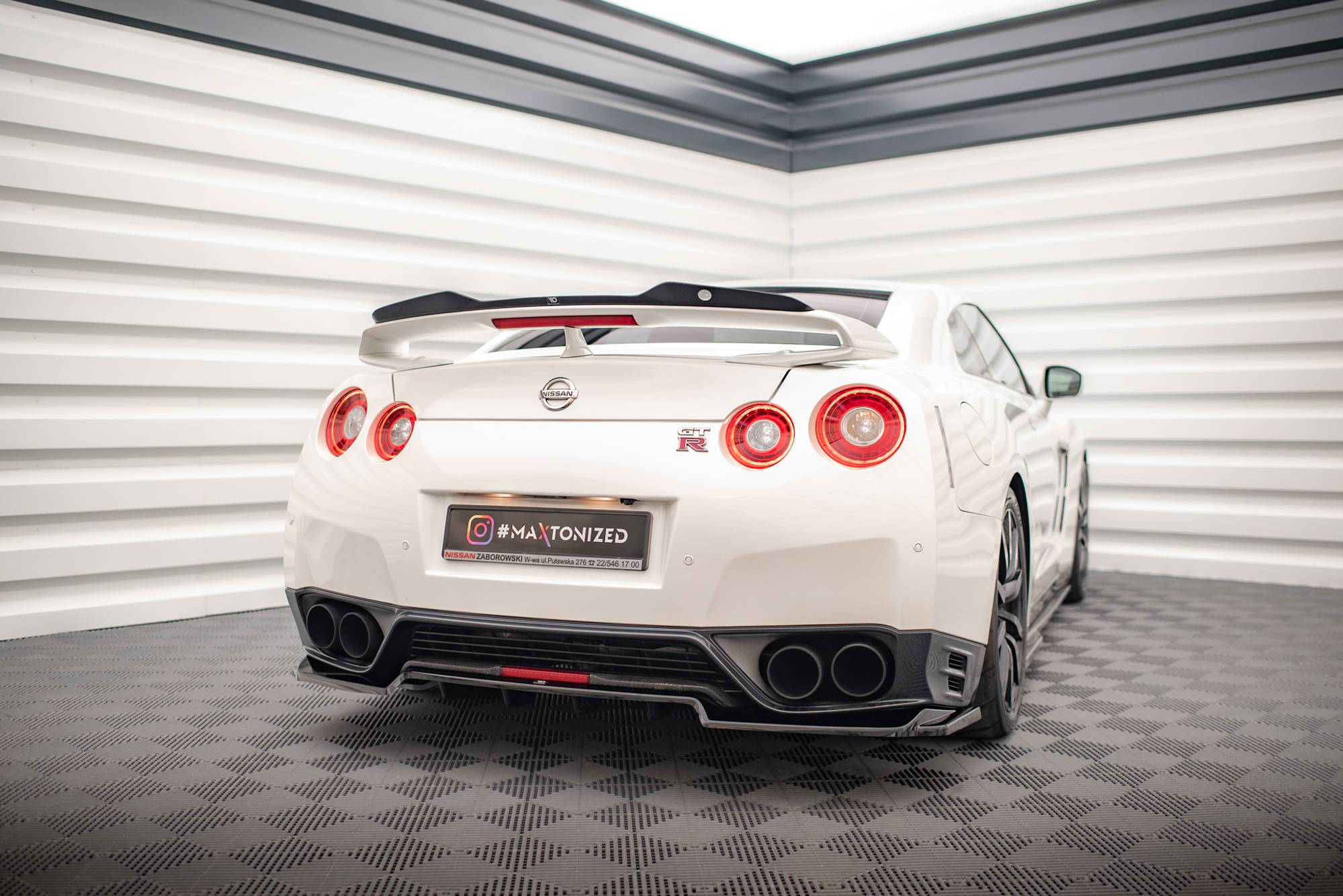 Central Rear Splitter (Vertical Bars) Nissan GTR R35 1st Facelift - 4