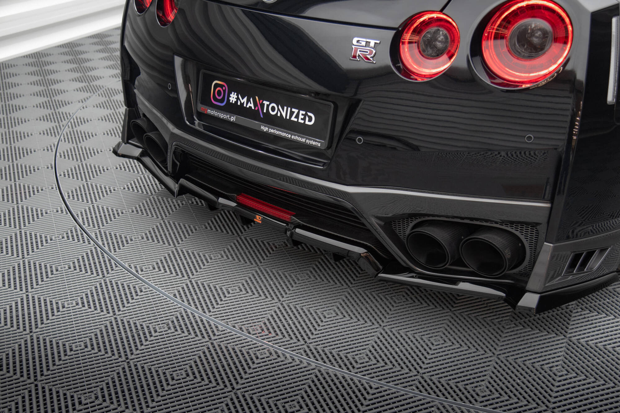 Central Rear Splitter (Vertical Bars) Nissan GTR R35 Facelift - 2
