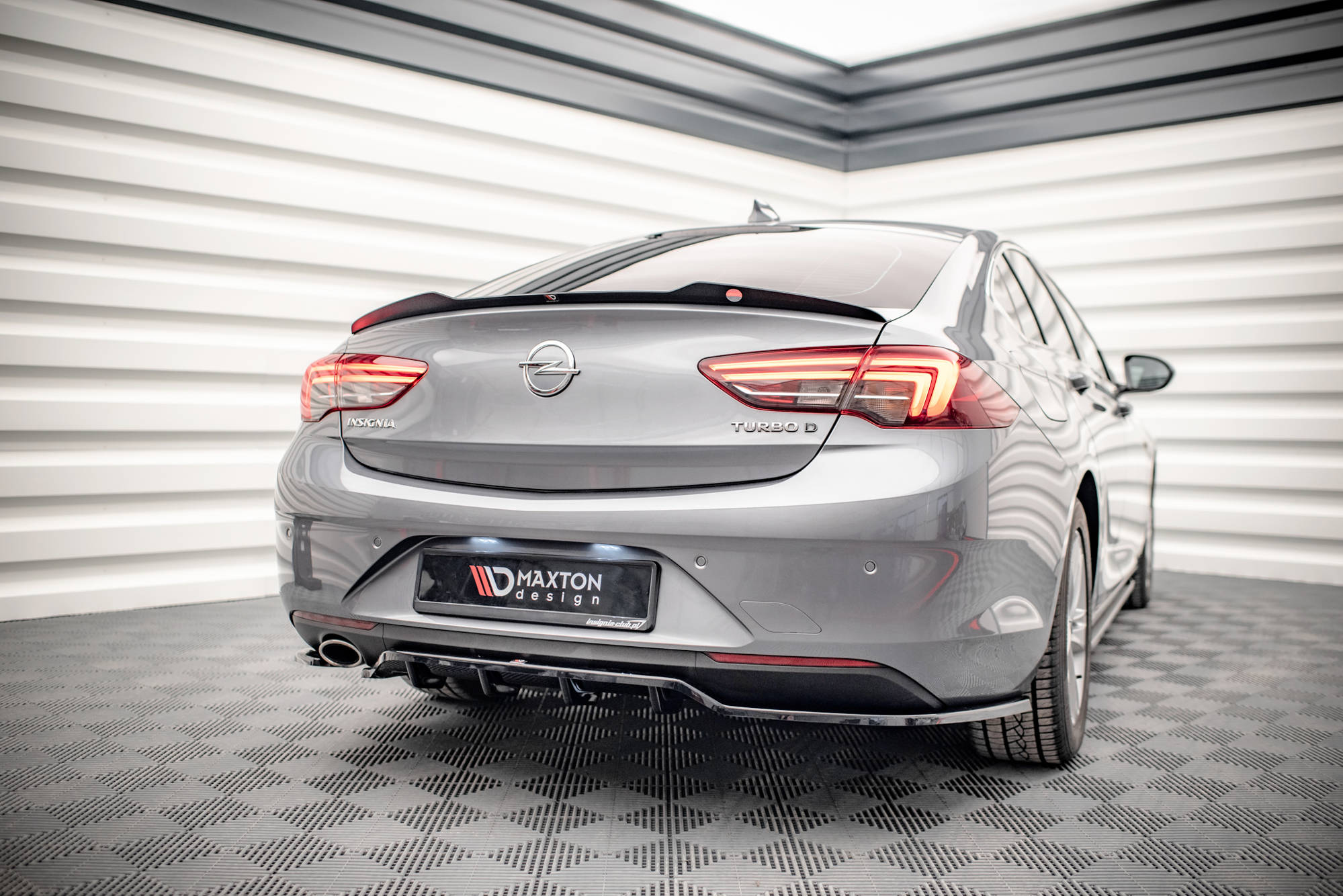 Central Rear Splitter (Vertical Bars) Opel / Vauxhall Insignia Mk2 - 2