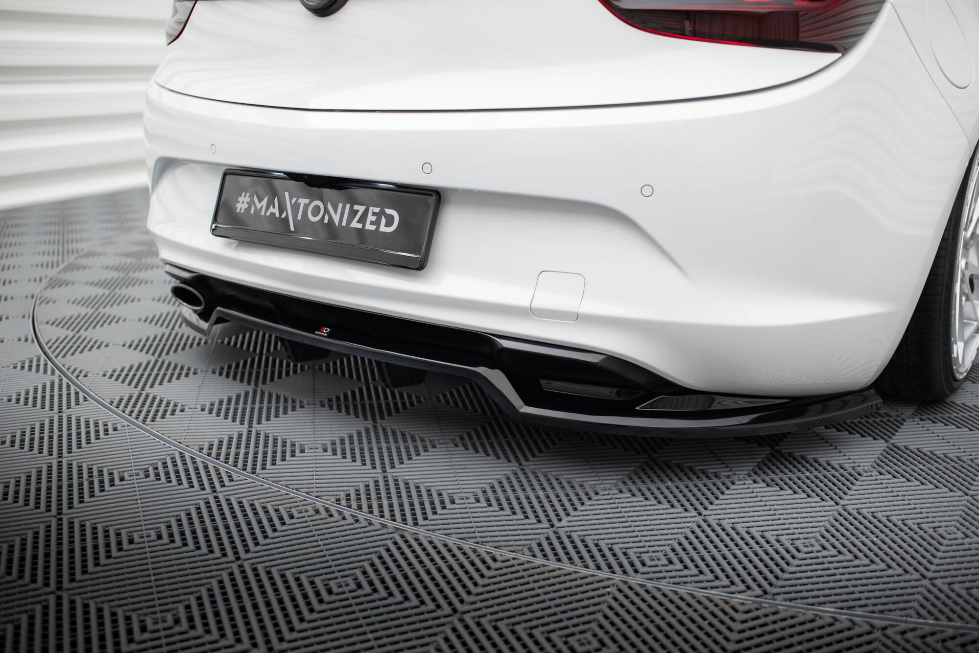 Central Rear Splitter (Vertical Bars) Opel Cascada - 2