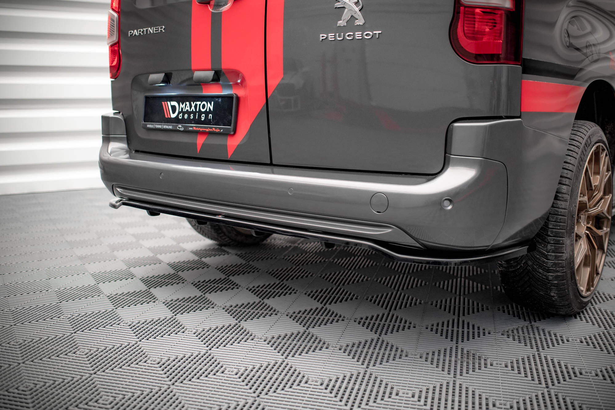 Central Rear Splitter (Vertical Bars) Peugeot Partner Long Mk3 - 3