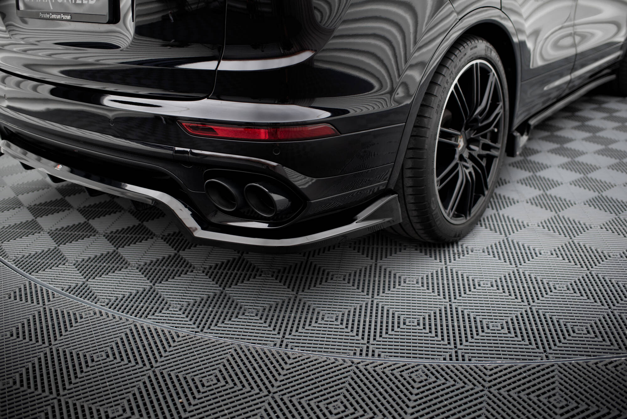 Central Rear Splitter (Vertical Bars) Porsche Cayenne Mk2 Facelift - 4