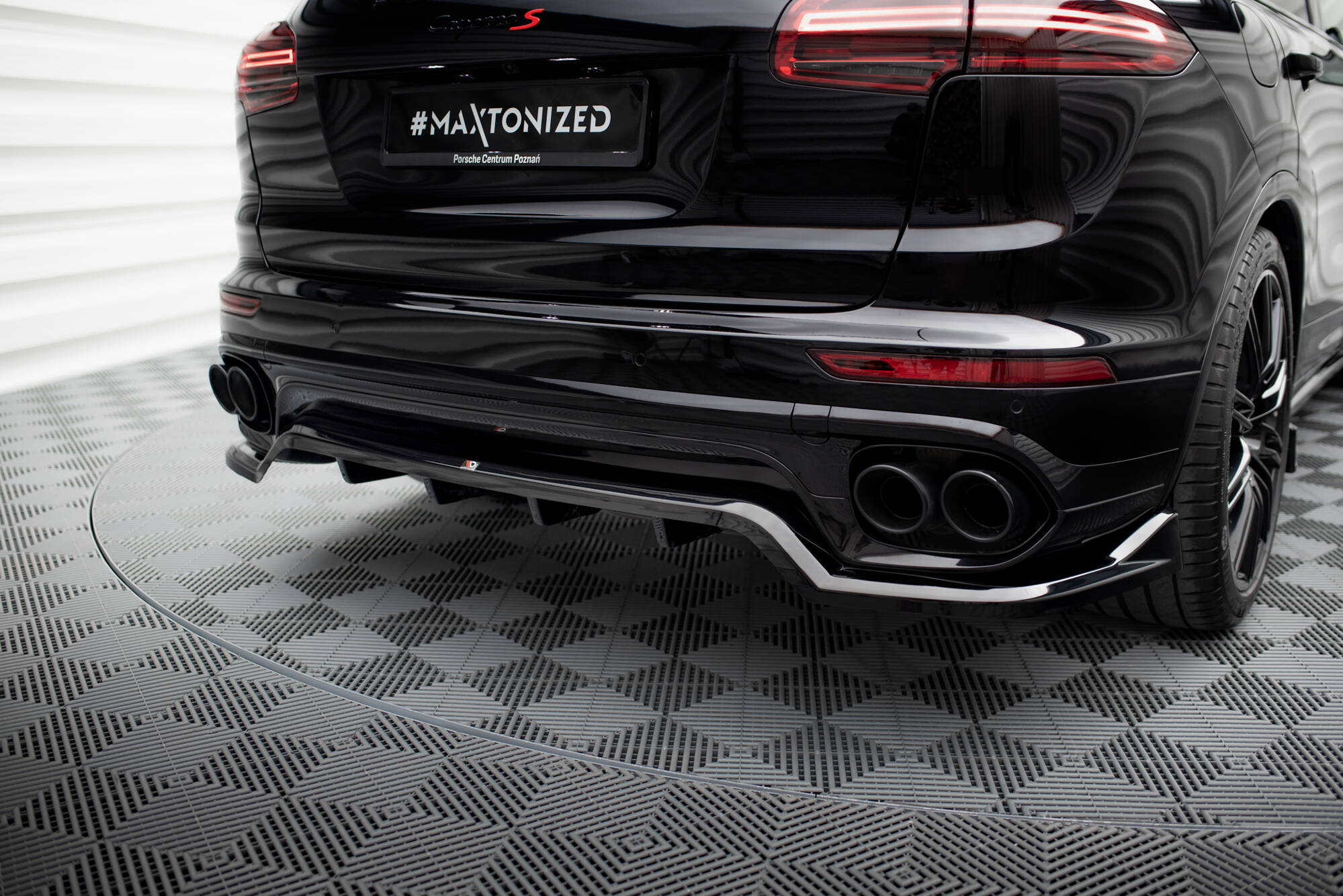 Central Rear Splitter (Vertical Bars) Porsche Cayenne Mk2 Facelift - 5