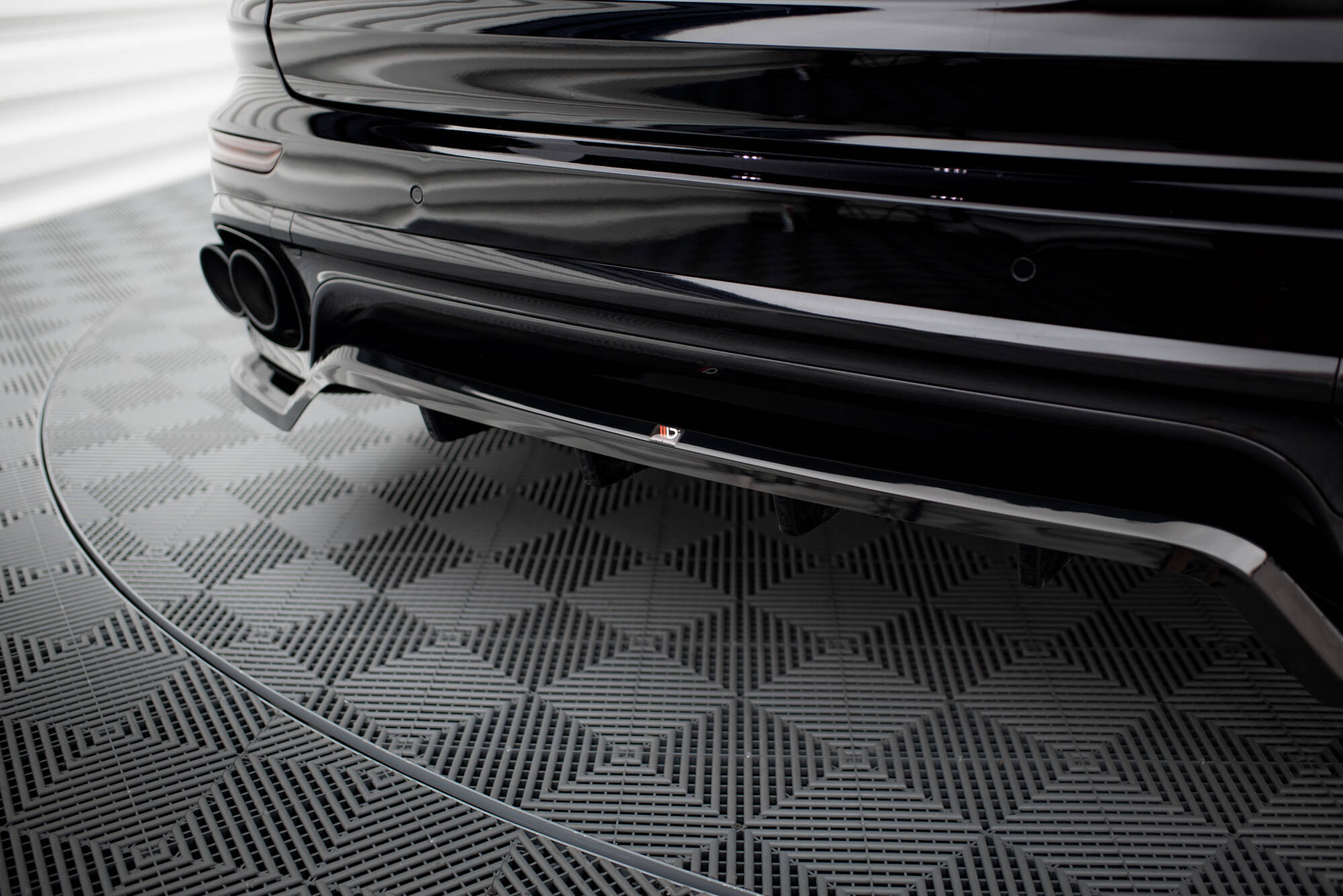 Central Rear Splitter (Vertical Bars) Porsche Cayenne Mk2 Facelift - 3