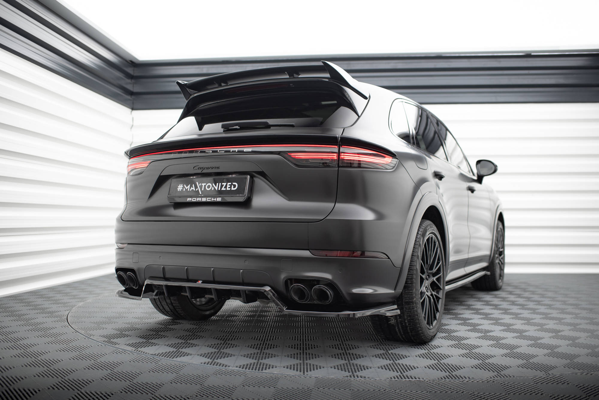 Central Rear Splitter (Vertical Bars) Porsche Cayenne Sport Design Mk3 - 2