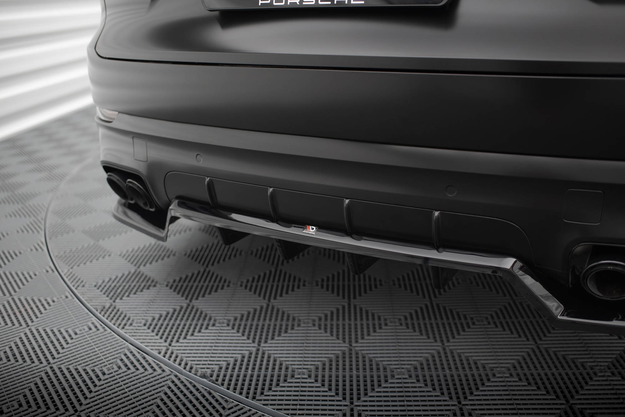 Central Rear Splitter (Vertical Bars) Porsche Cayenne Sport Design Mk3 - 3