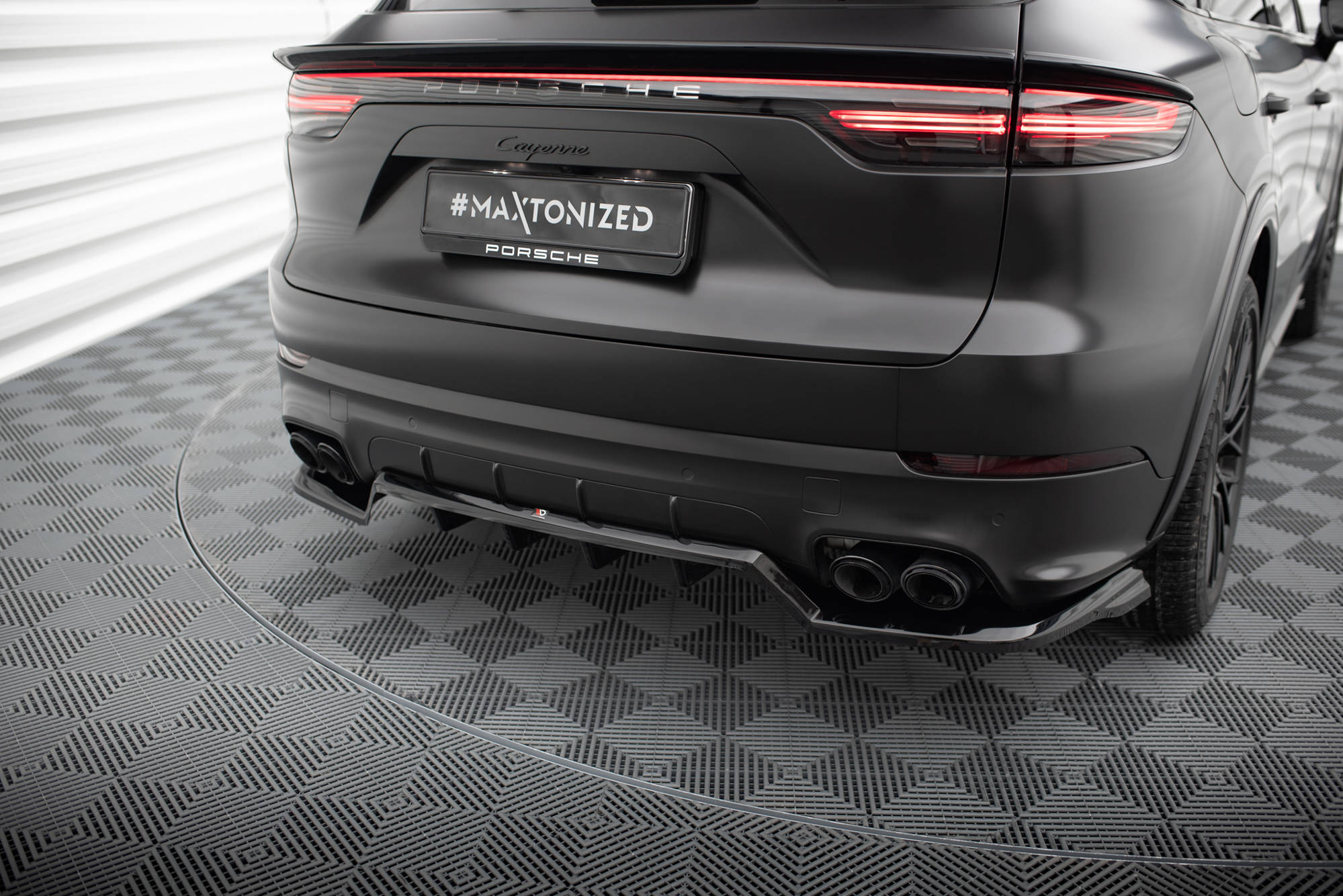 Central Rear Splitter (Vertical Bars) Porsche Cayenne Sport Design Mk3 - 4