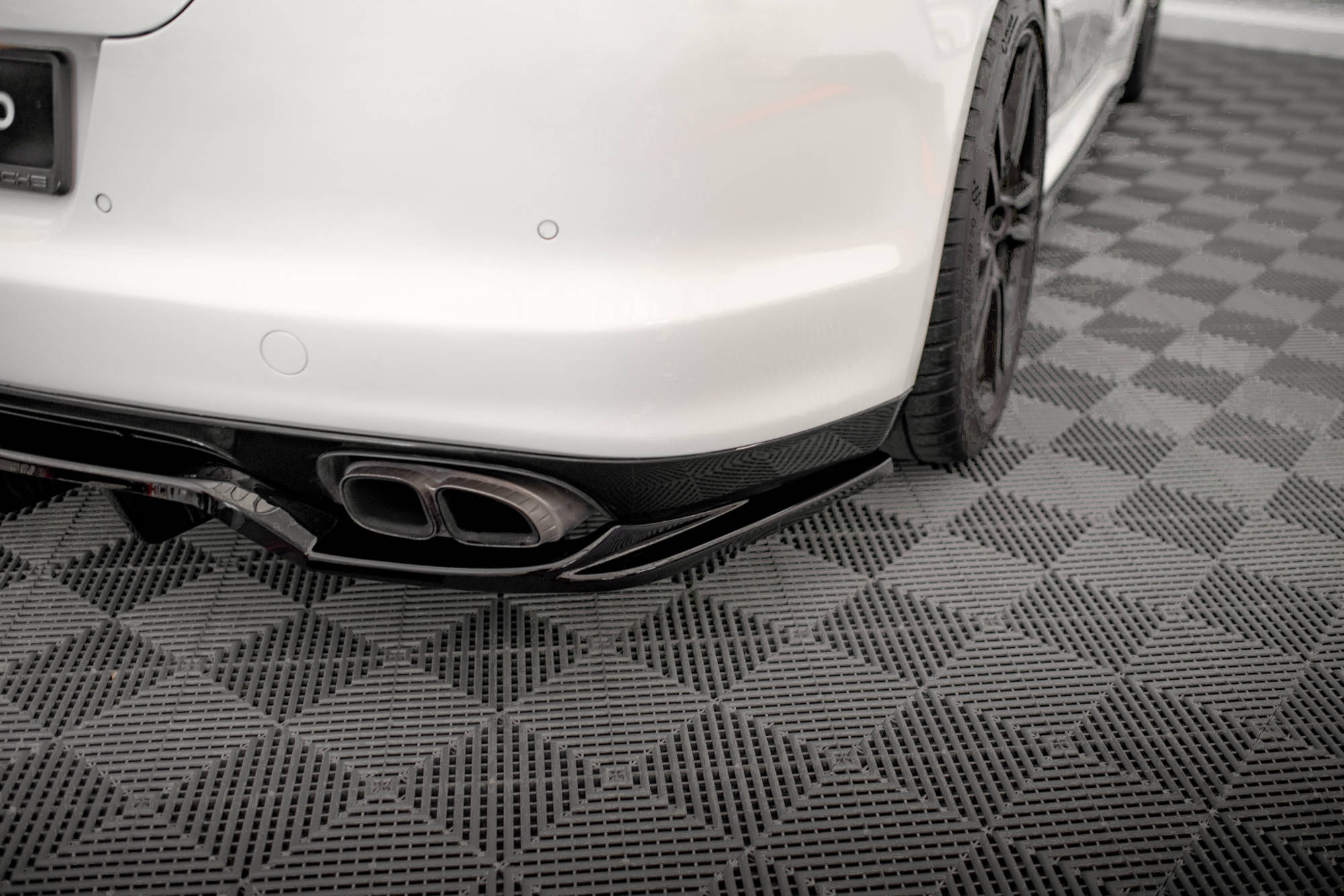 Central Rear Splitter (Vertical Bars) Porsche Panamera Turbo 970 - 4