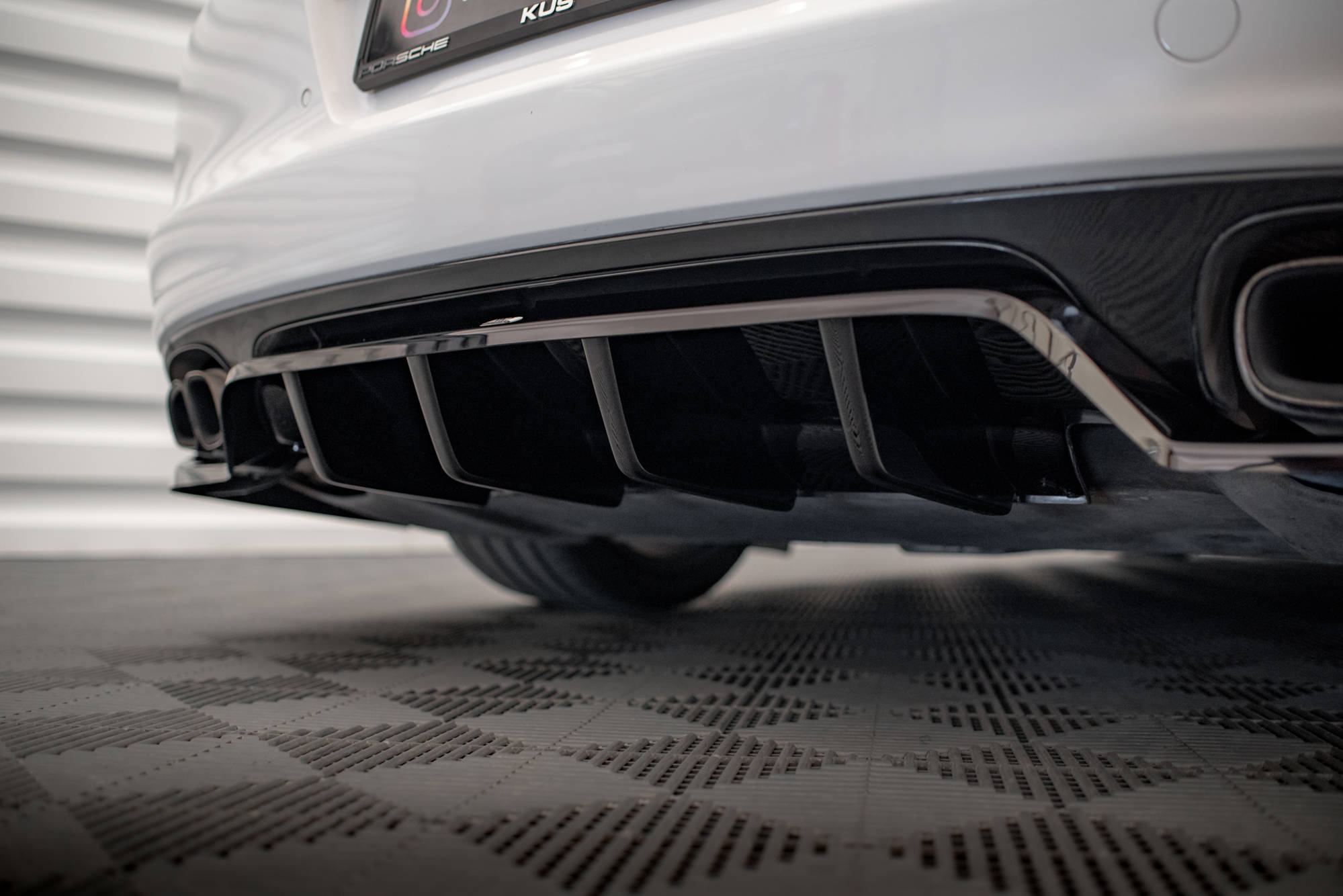 Central Rear Splitter (Vertical Bars) Porsche Panamera Turbo 970 - 6