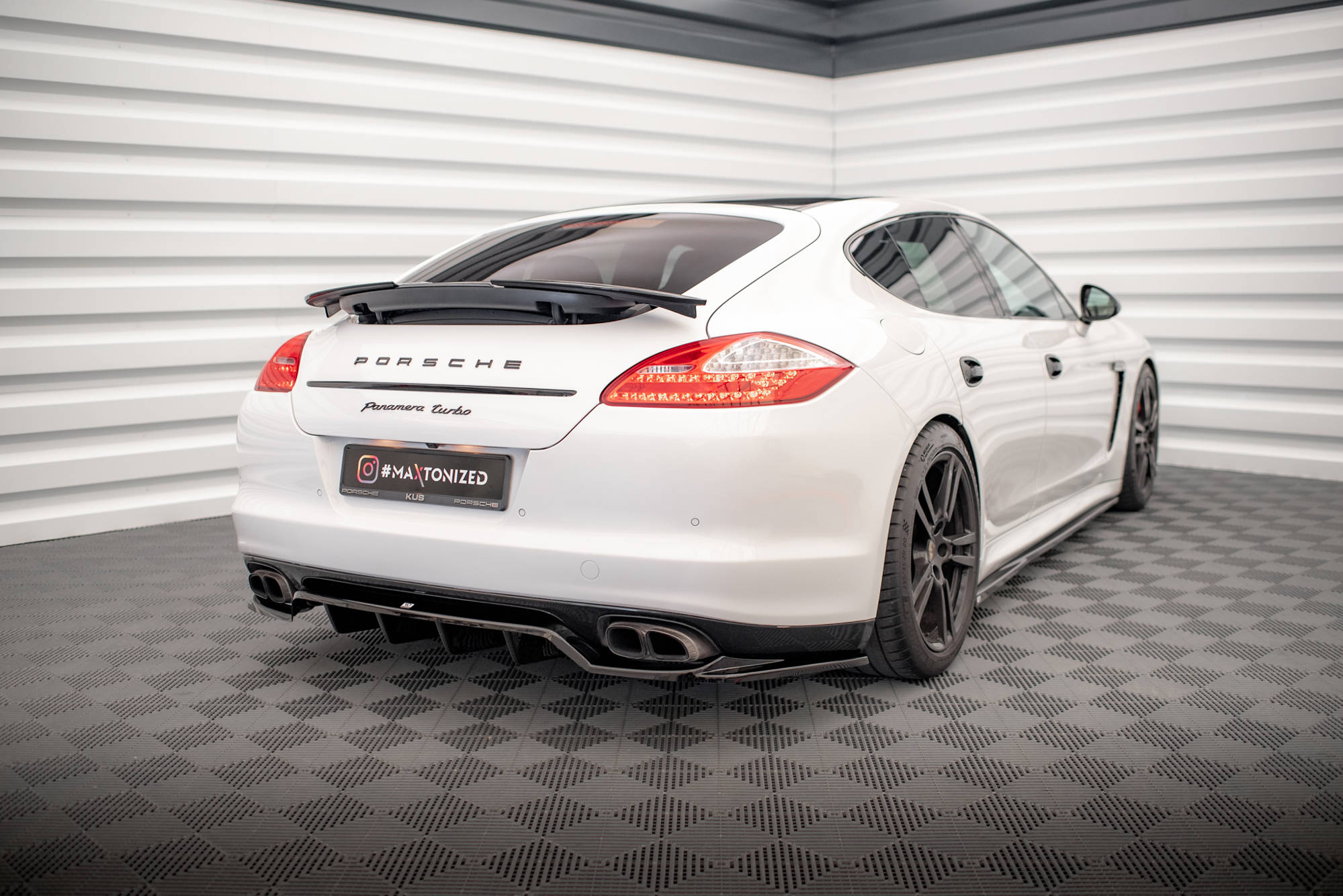 Central Rear Splitter (Vertical Bars) Porsche Panamera Turbo 970 - 2