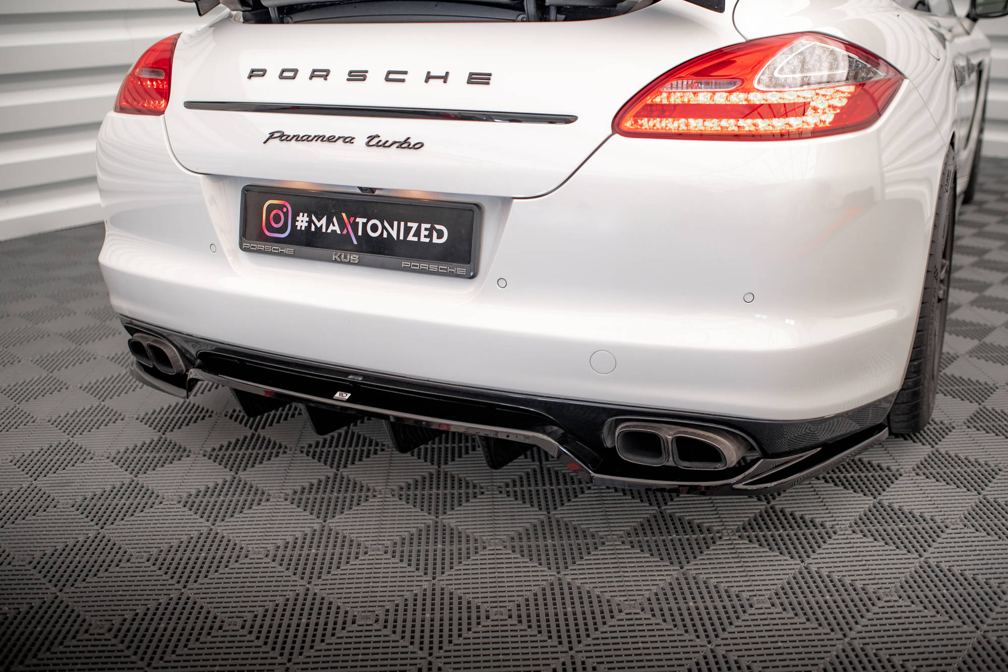 Central Rear Splitter (Vertical Bars) Porsche Panamera Turbo 970 - 3
