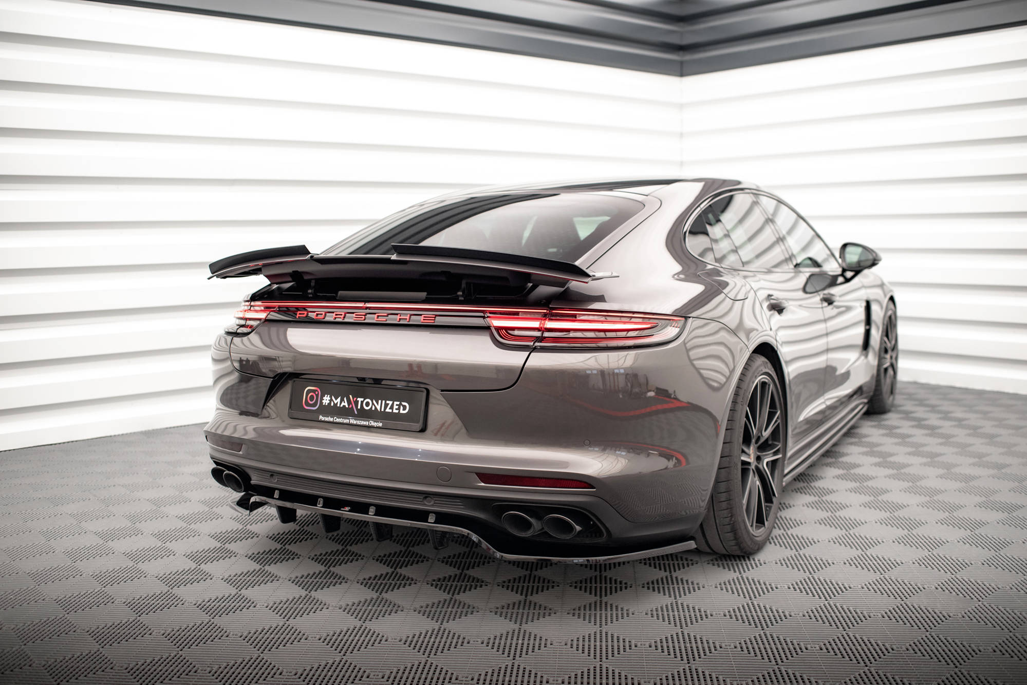 Central Rear Splitter (Vertical Bars) Porsche Panamera Turbo S E-Hybrid / Panamera E-Hybrid / Panamera 4S 971 - 2