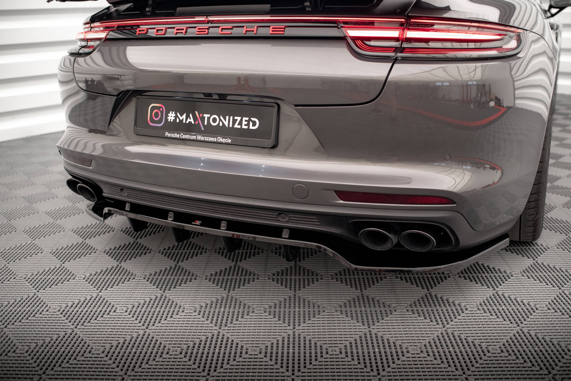 Central Rear Splitter (Vertical Bars) Porsche Panamera Turbo S E-Hybrid / Panamera E-Hybrid / Panamera 4S 971 - 3