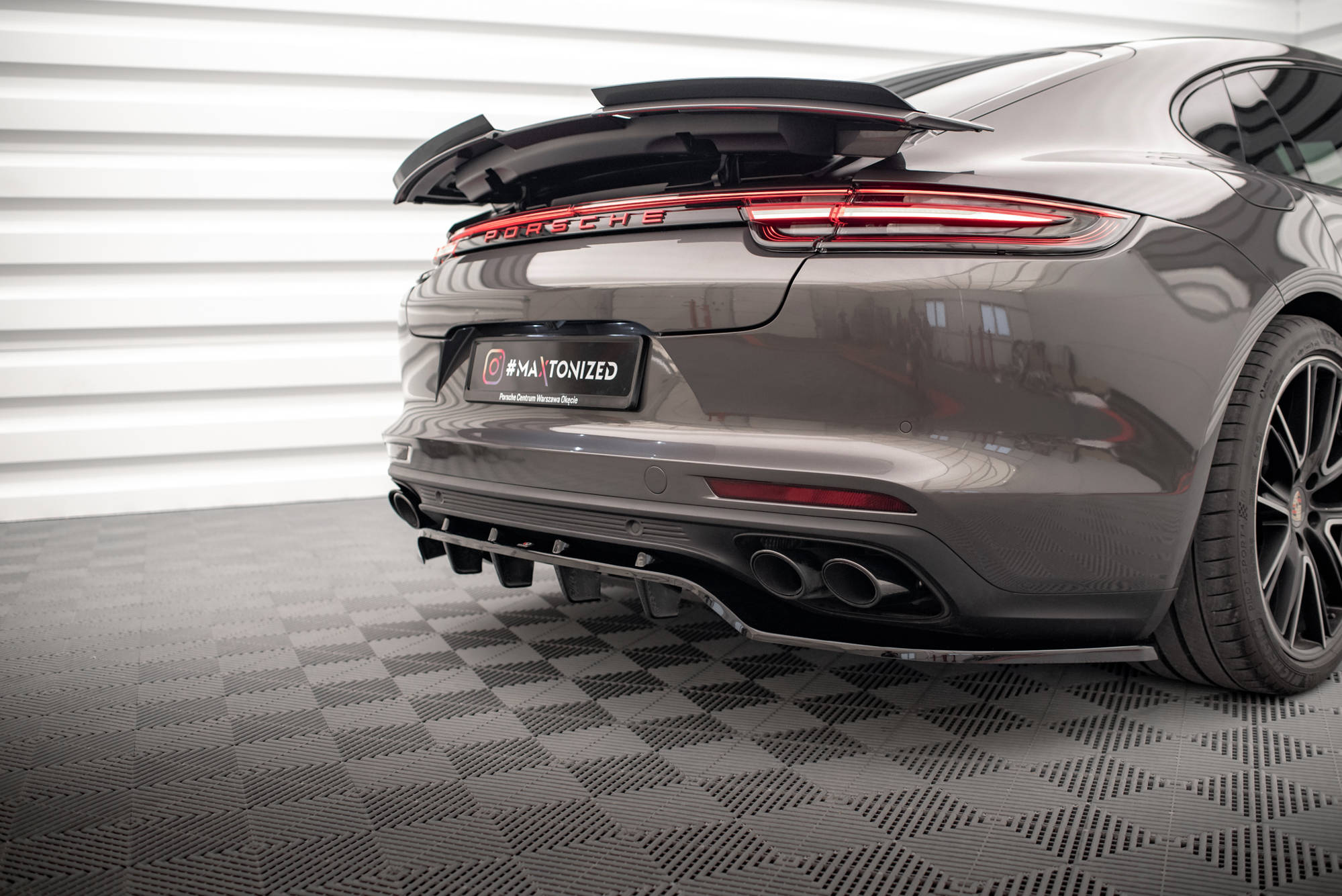 Central Rear Splitter (Vertical Bars) Porsche Panamera Turbo S E-Hybrid / Panamera E-Hybrid / Panamera 4S 971 - 4
