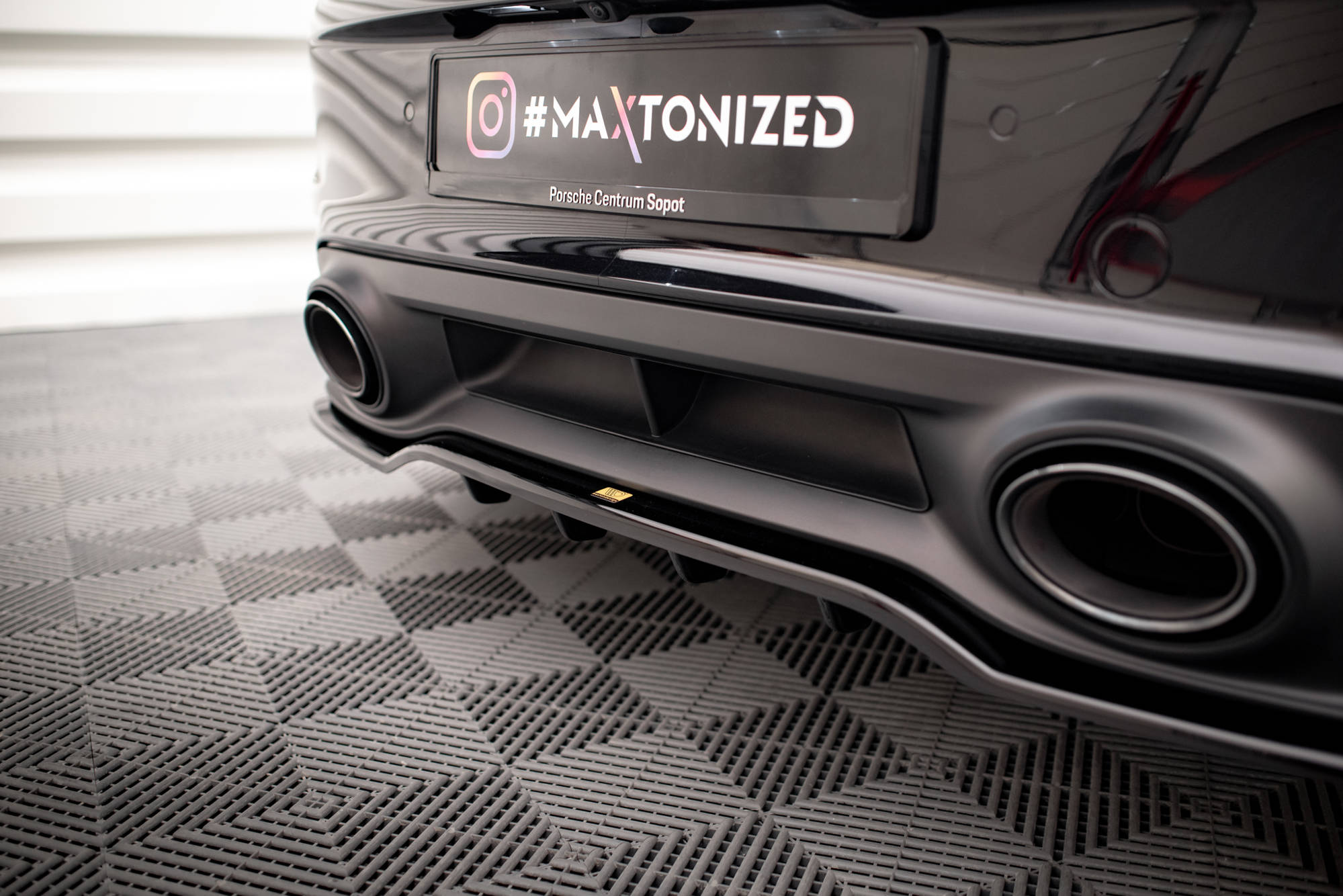 Central Rear Splitter (Vertical Bars) Porsche 911 Turbo S 992 - 5