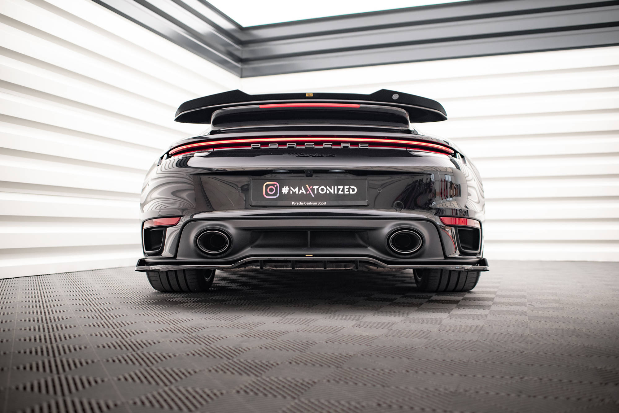 Central Rear Splitter (Vertical Bars) Porsche 911 Turbo S 992 - 2