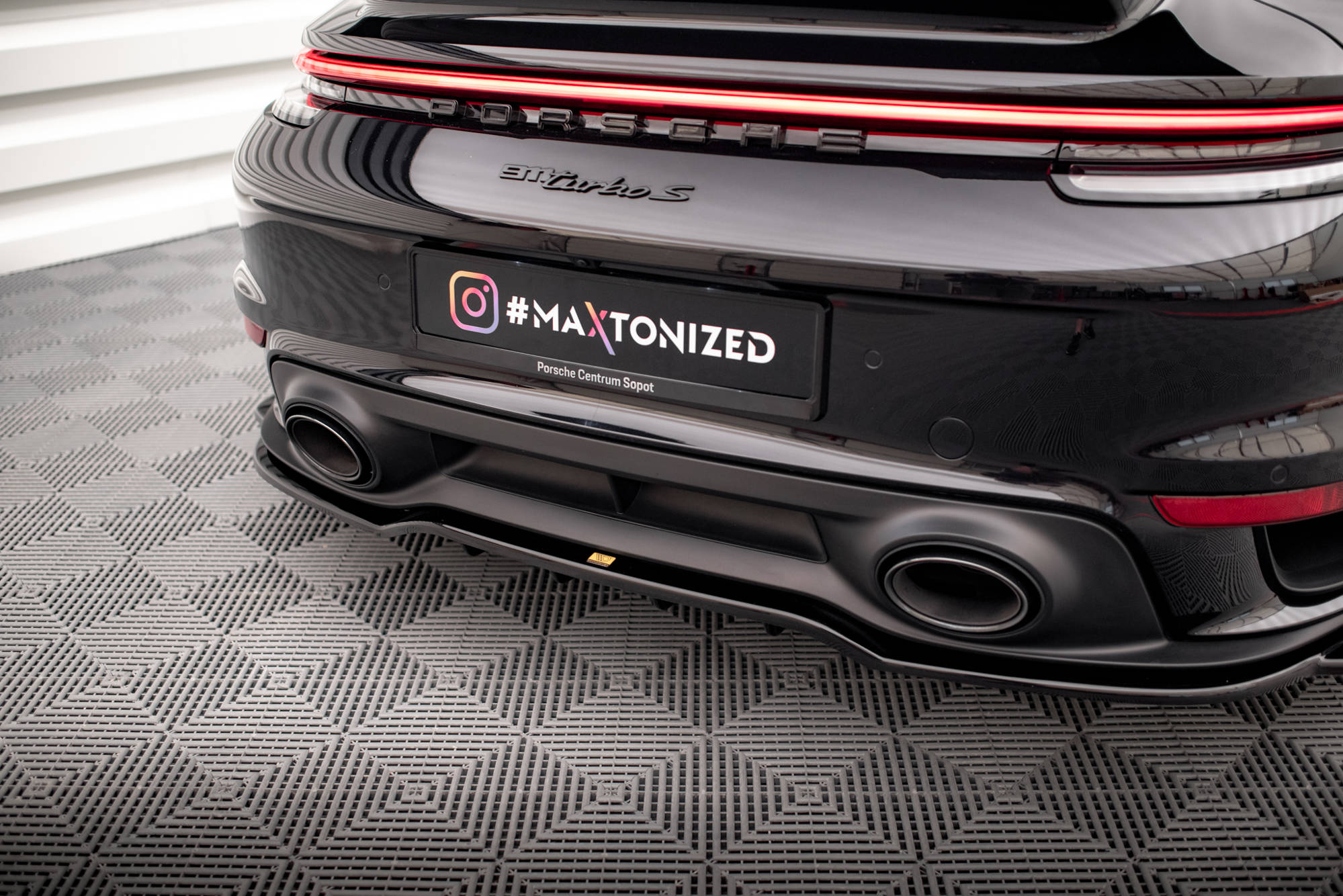 Central Rear Splitter (Vertical Bars) Porsche 911 Turbo S 992 - 4