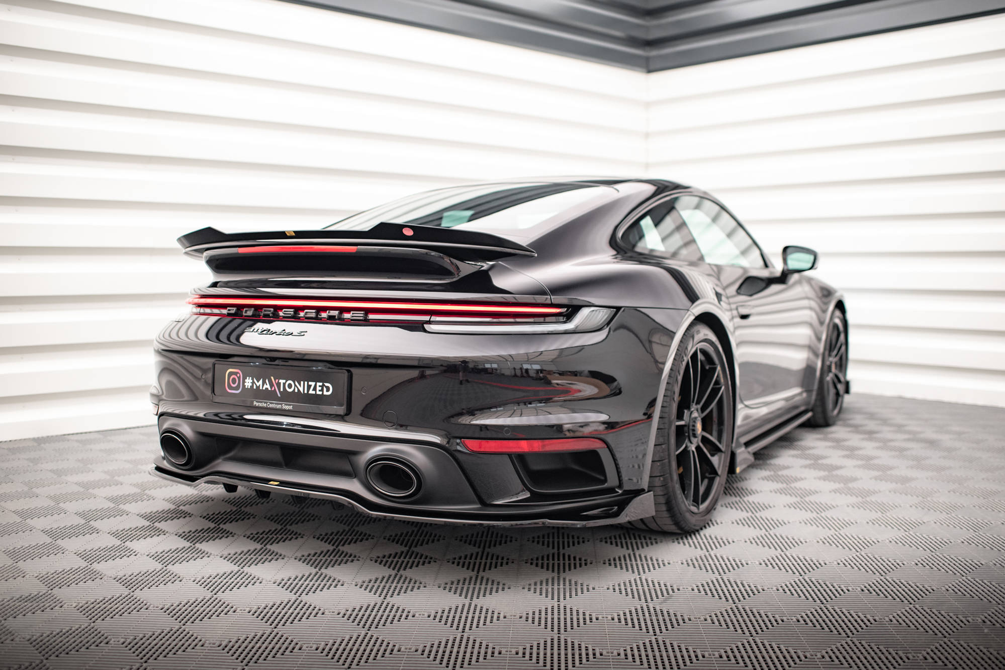 Central Rear Splitter (Vertical Bars) Porsche 911 Turbo S 992 - 7