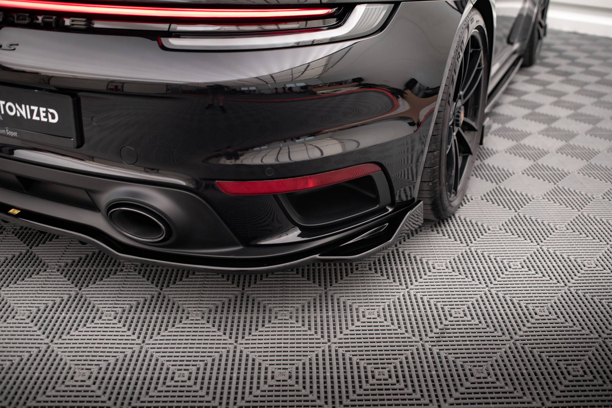 Central Rear Splitter (Vertical Bars) Porsche 911 Turbo S 992 - 3