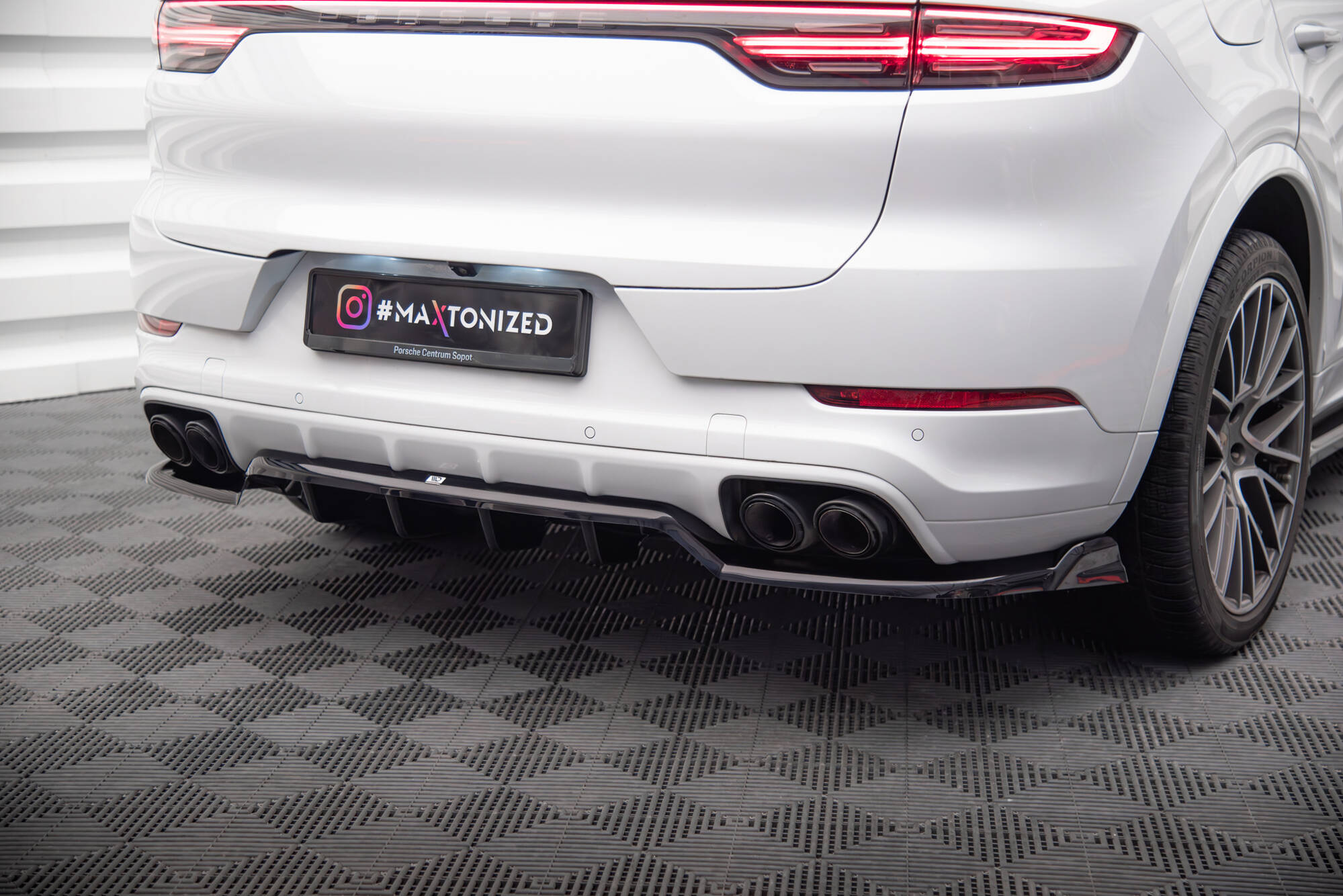Central Rear Splitter (Vertical Bars) Porsche Cayenne Coupe Mk3 - 3