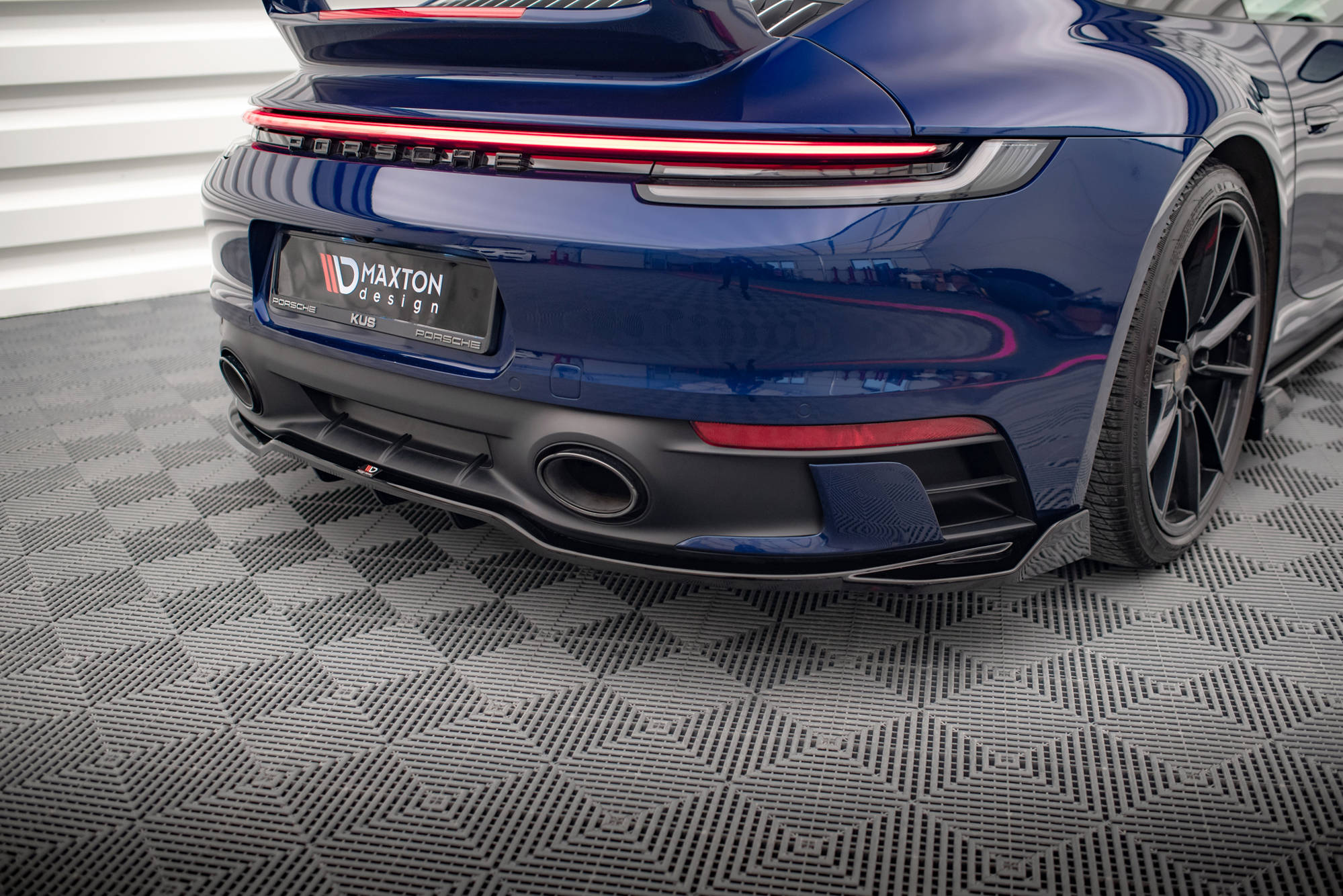 Central Rear Splitter (Vertical Bars) V.2 Porsche 911 Carrera Aero / Carrera GTS 992 - 4