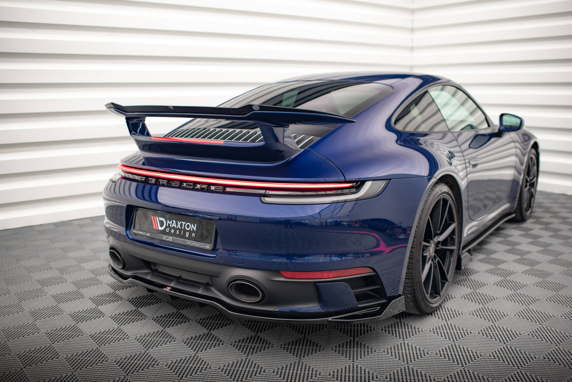 Central Rear Splitter (Vertical Bars) V.2 Porsche 911 Carrera Aero / Carrera GTS 992 - 2