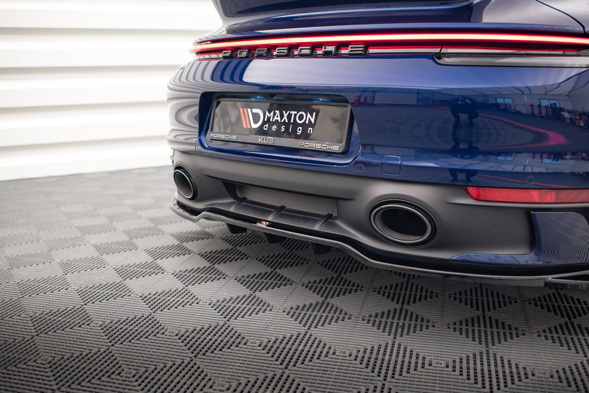 Central Rear Splitter (Vertical Bars) V.2 Porsche 911 Carrera Aero / Carrera GTS 992 - 5