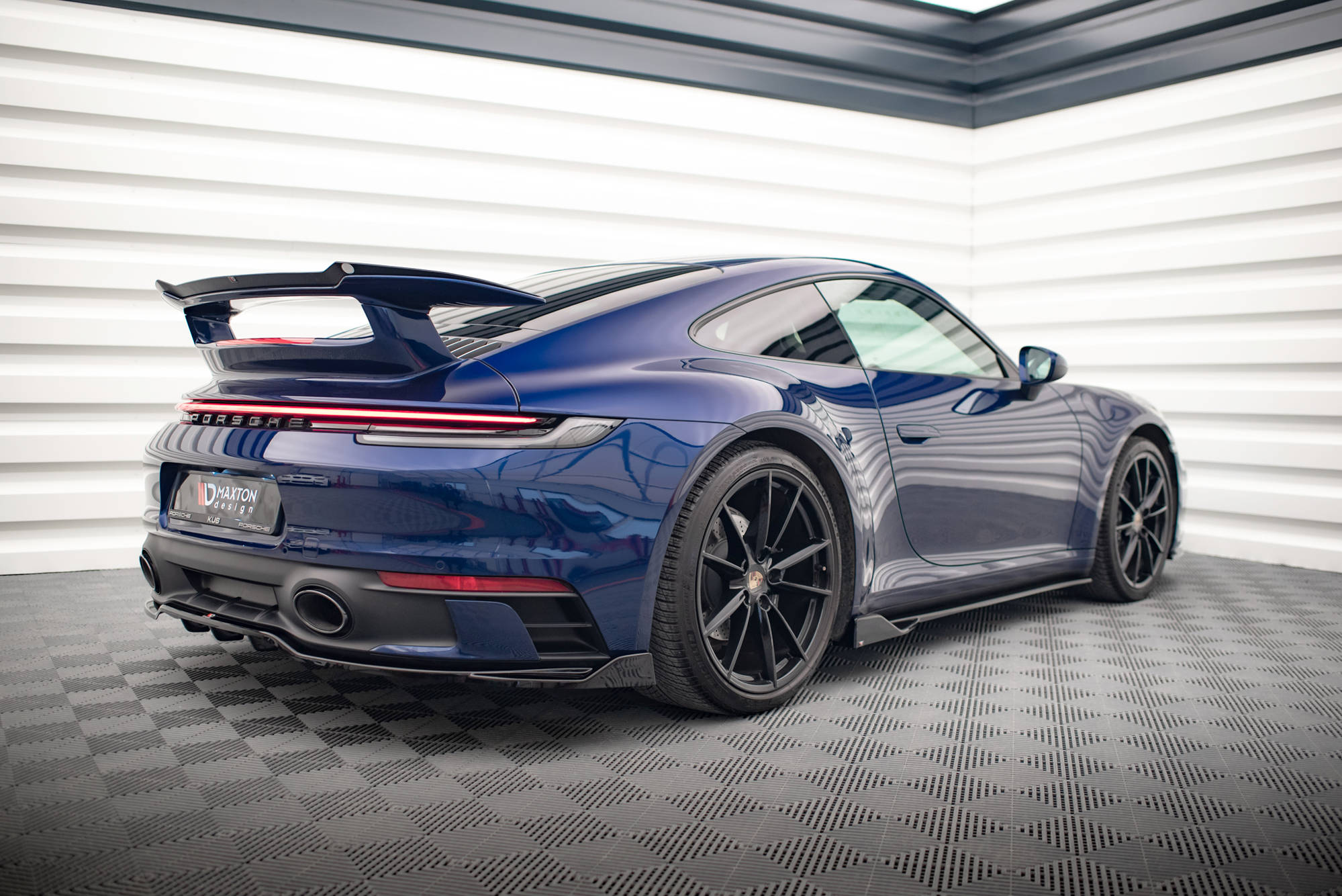 Central Rear Splitter (Vertical Bars) V.2 Porsche 911 Carrera Aero / Carrera GTS 992 - 3