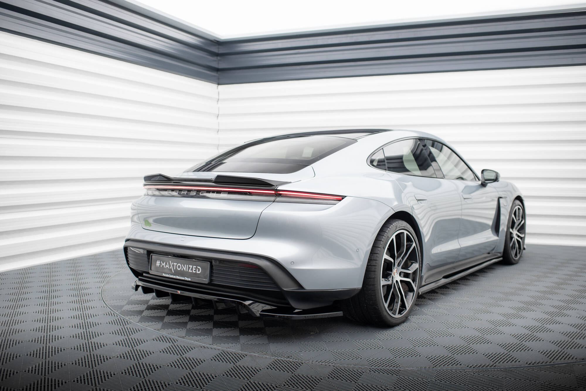 Central Rear Splitter (Vertical Bars) Porsche Taycan / Taycan 4 / Taycan 4S / Taycan GTS Mk1 - 2