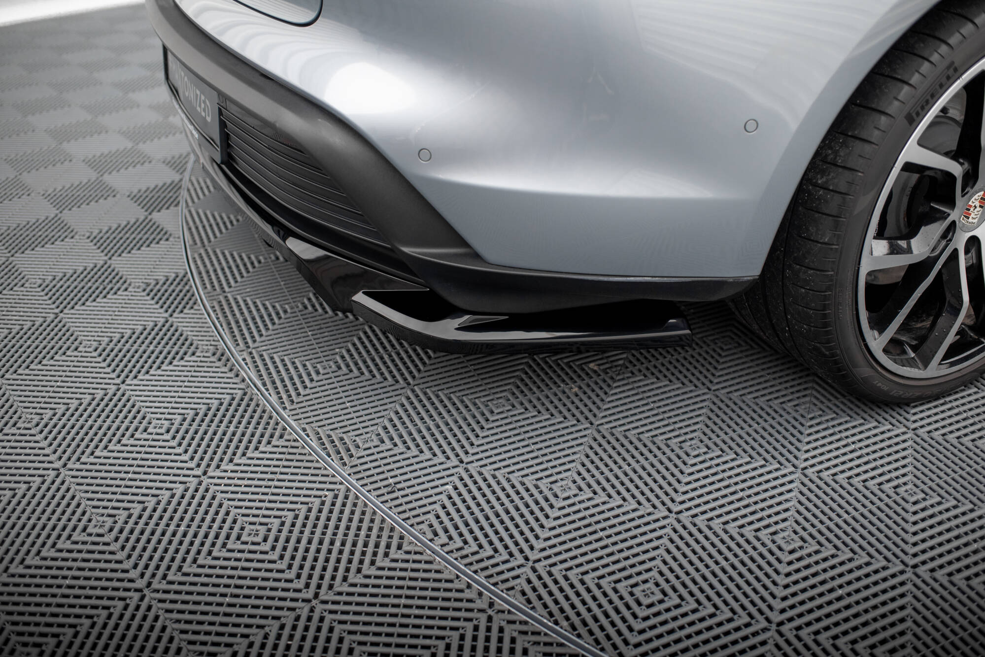 Central Rear Splitter (Vertical Bars) Porsche Taycan / Taycan 4 / Taycan 4S / Taycan GTS Mk1 - 6