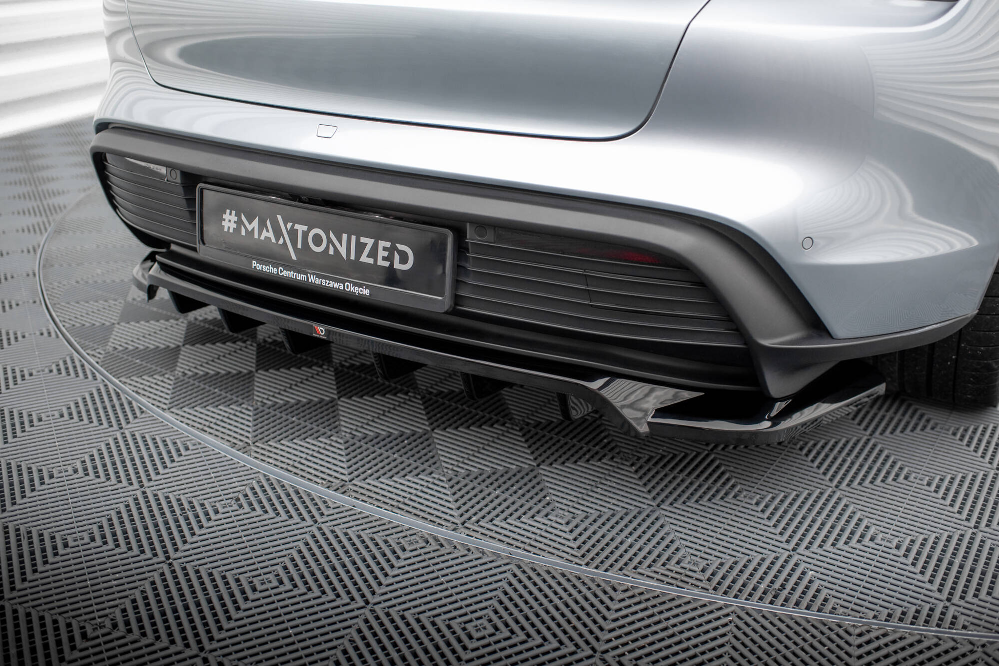 Central Rear Splitter (Vertical Bars) Porsche Taycan / Taycan 4 / Taycan 4S / Taycan GTS Mk1 - 3