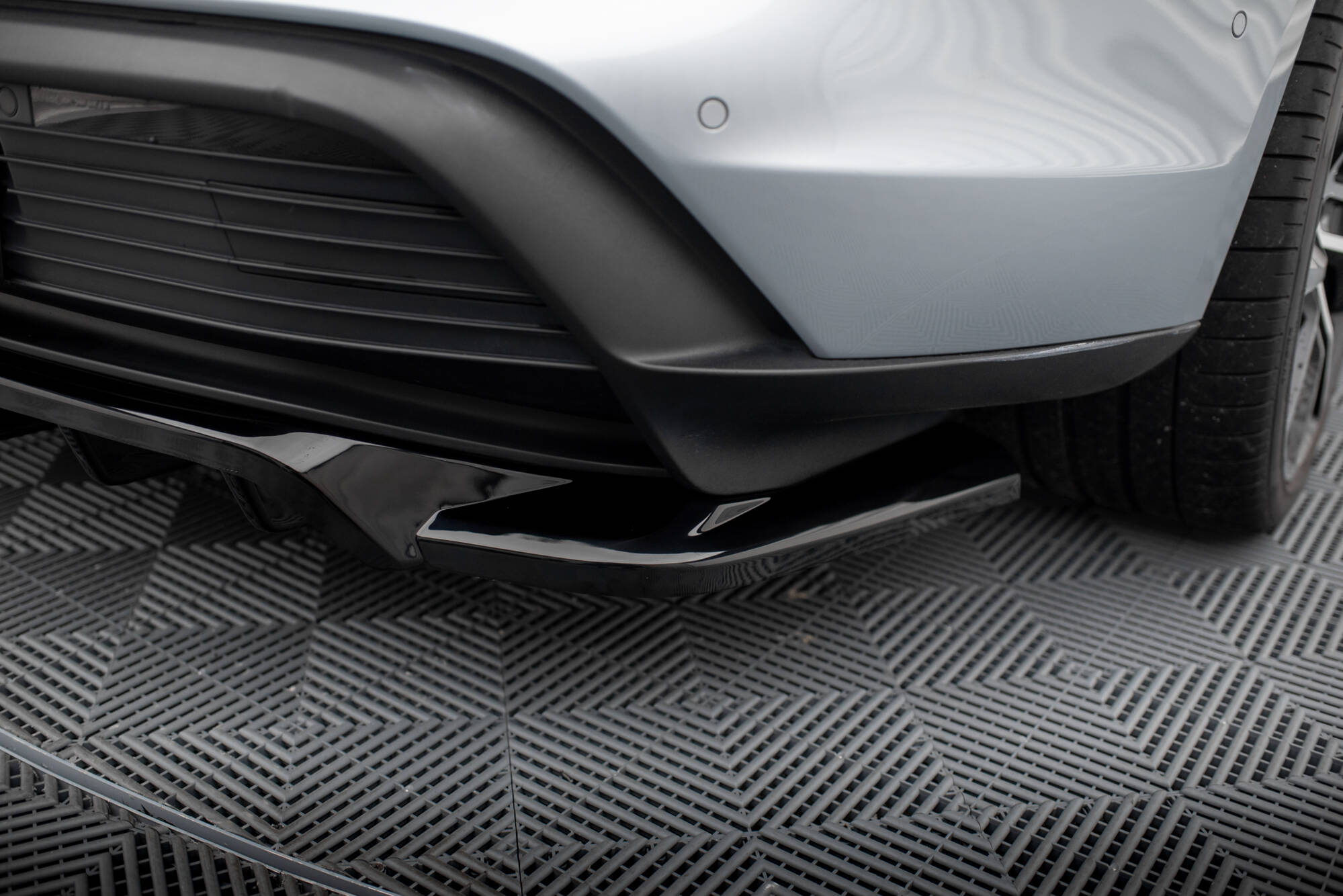 Central Rear Splitter (Vertical Bars) Porsche Taycan / Taycan 4 / Taycan 4S / Taycan GTS Mk1 - 5