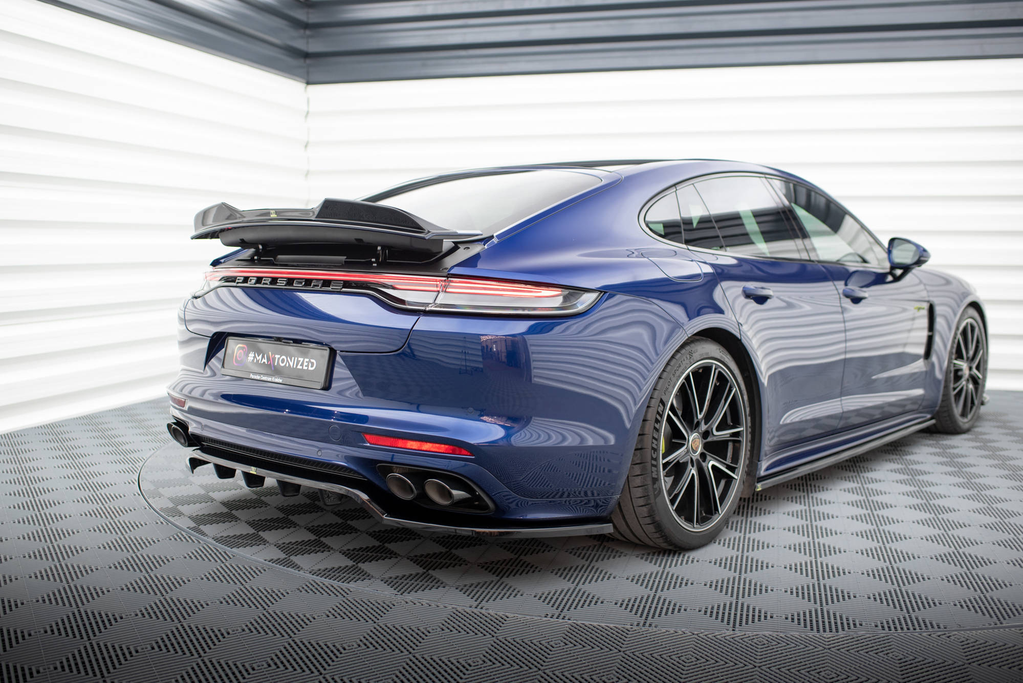 Central Rear Splitter (Vertical Bars) Porsche Panamera E-Hybrid 971 Facelift - 5