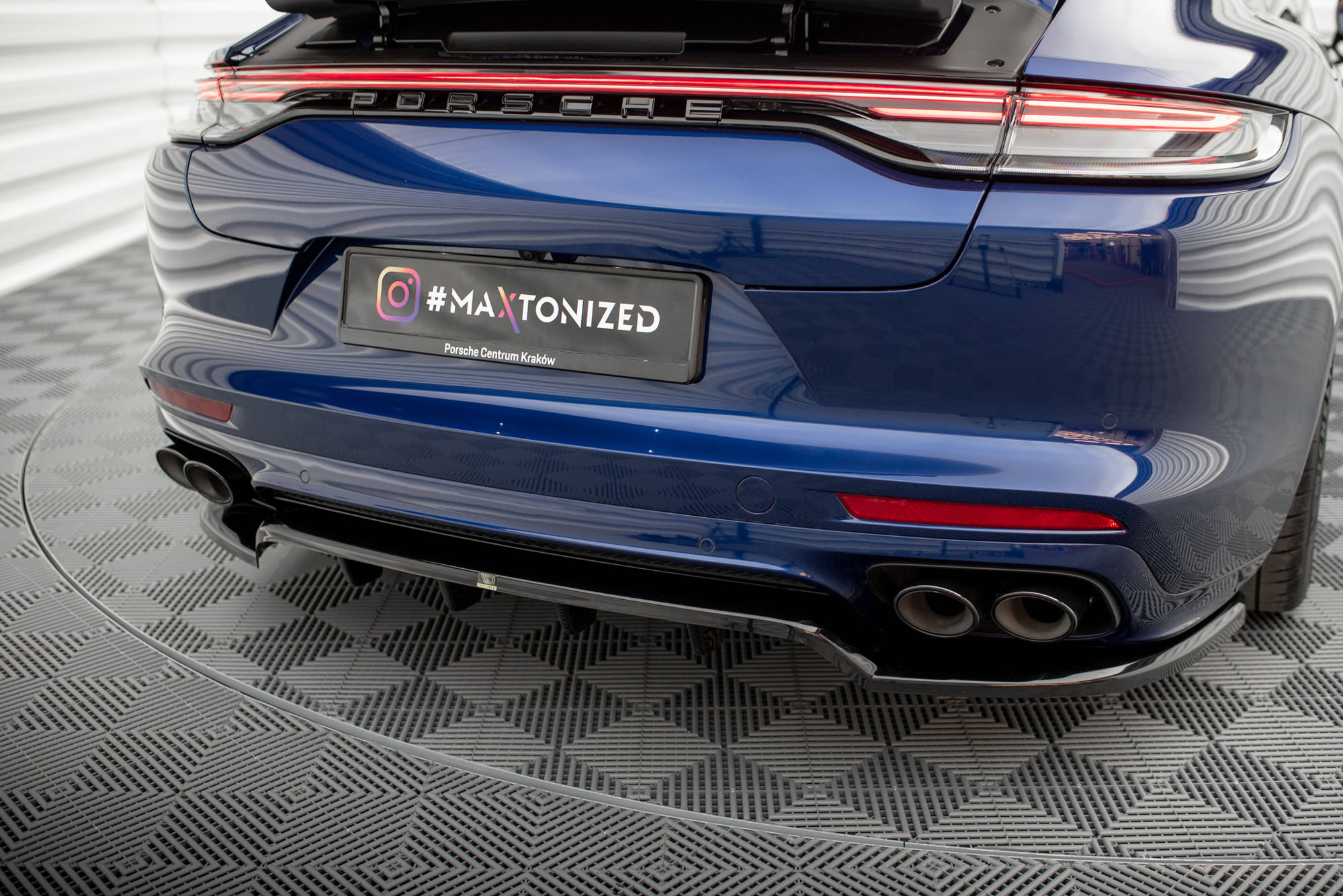 Central Rear Splitter (Vertical Bars) Porsche Panamera E-Hybrid 971 Facelift - 2