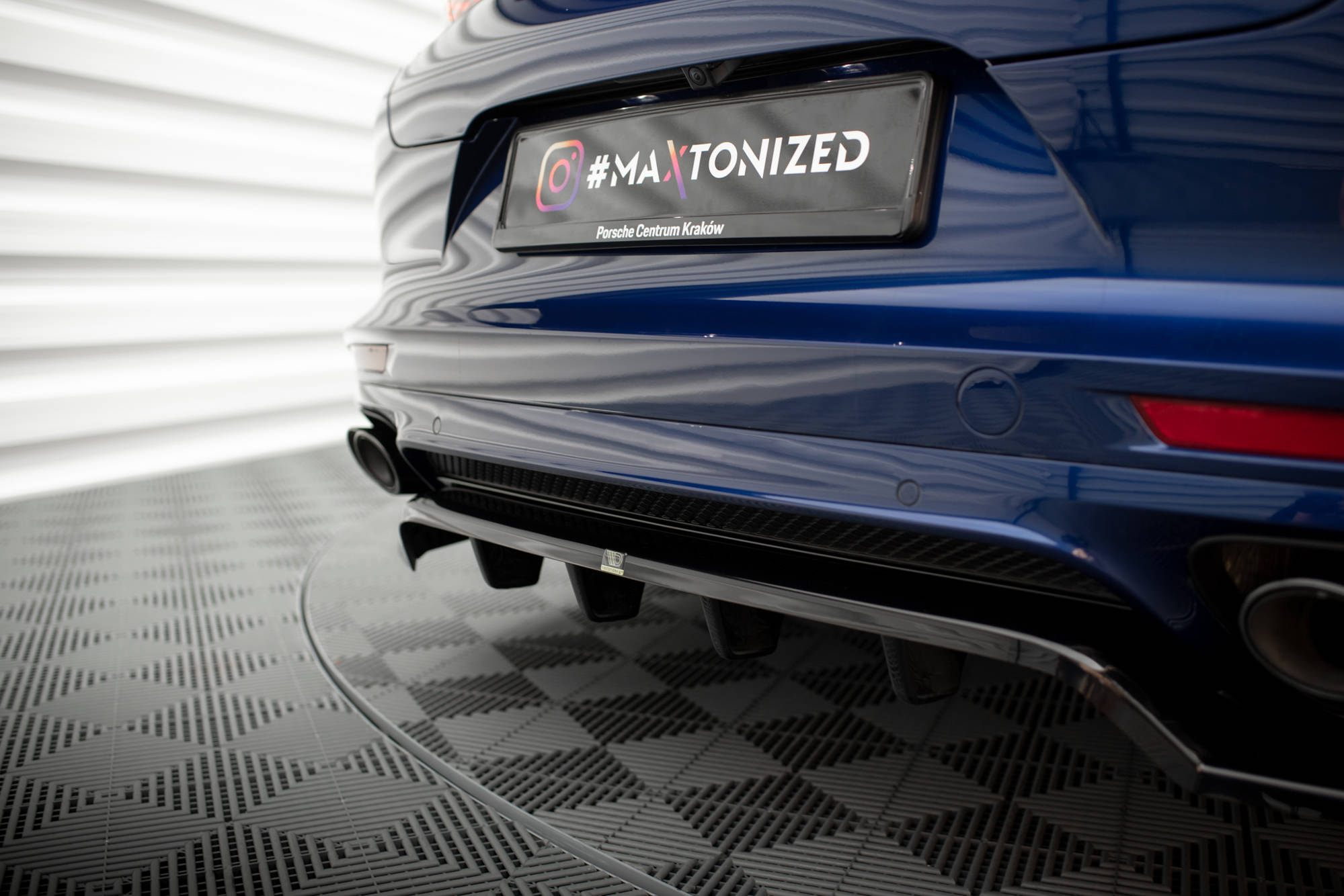 Central Rear Splitter (Vertical Bars) Porsche Panamera E-Hybrid 971 Facelift - 3