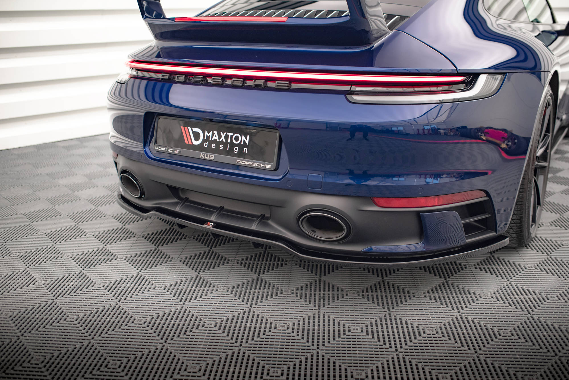 Central Rear Splitter (Vertical Bars) V.1 Porsche 911 Carrera Aero / Carrera GTS 992 - 2