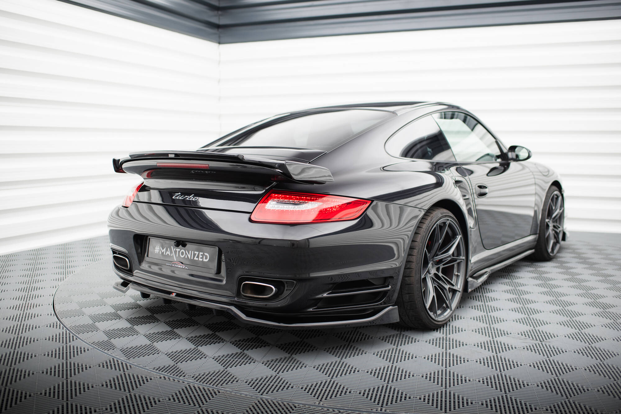 Central Rear Splitter (Vertical Bars) Porsche 911 Turbo 997 - 2