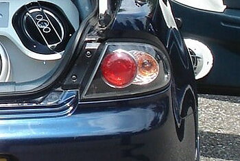 MAZDA 323 FBA 95-98 LXS-BAKLAMPOR JDM SVARTA