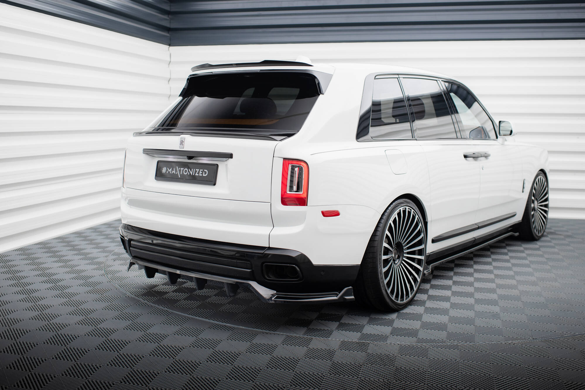 Central Rear Splitter (Vertical Bars) Rolls Royce Cullinan - 6