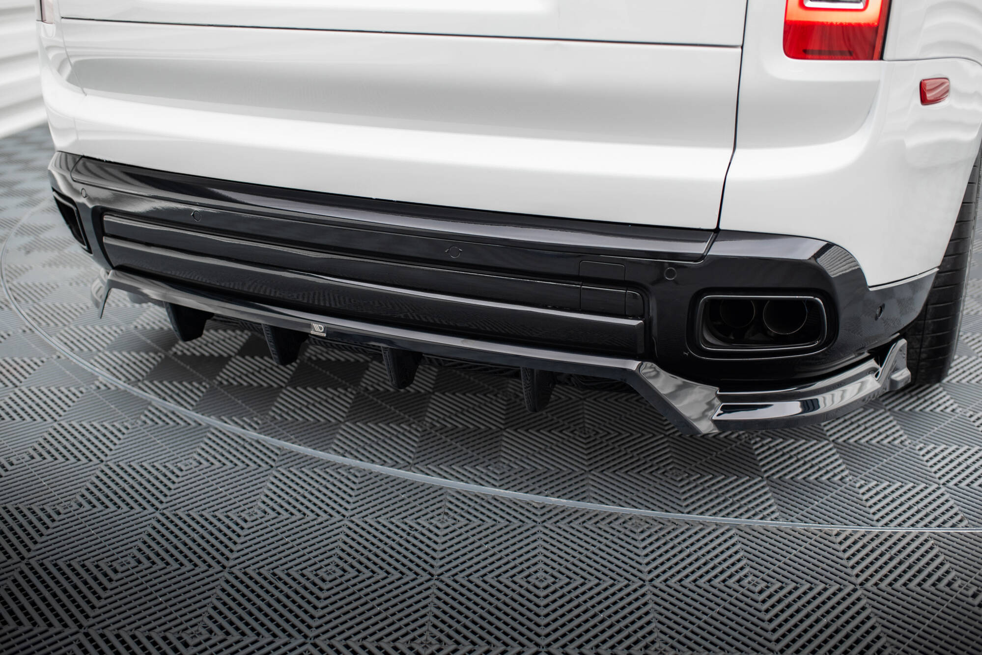 Central Rear Splitter (Vertical Bars) Rolls Royce Cullinan - 2