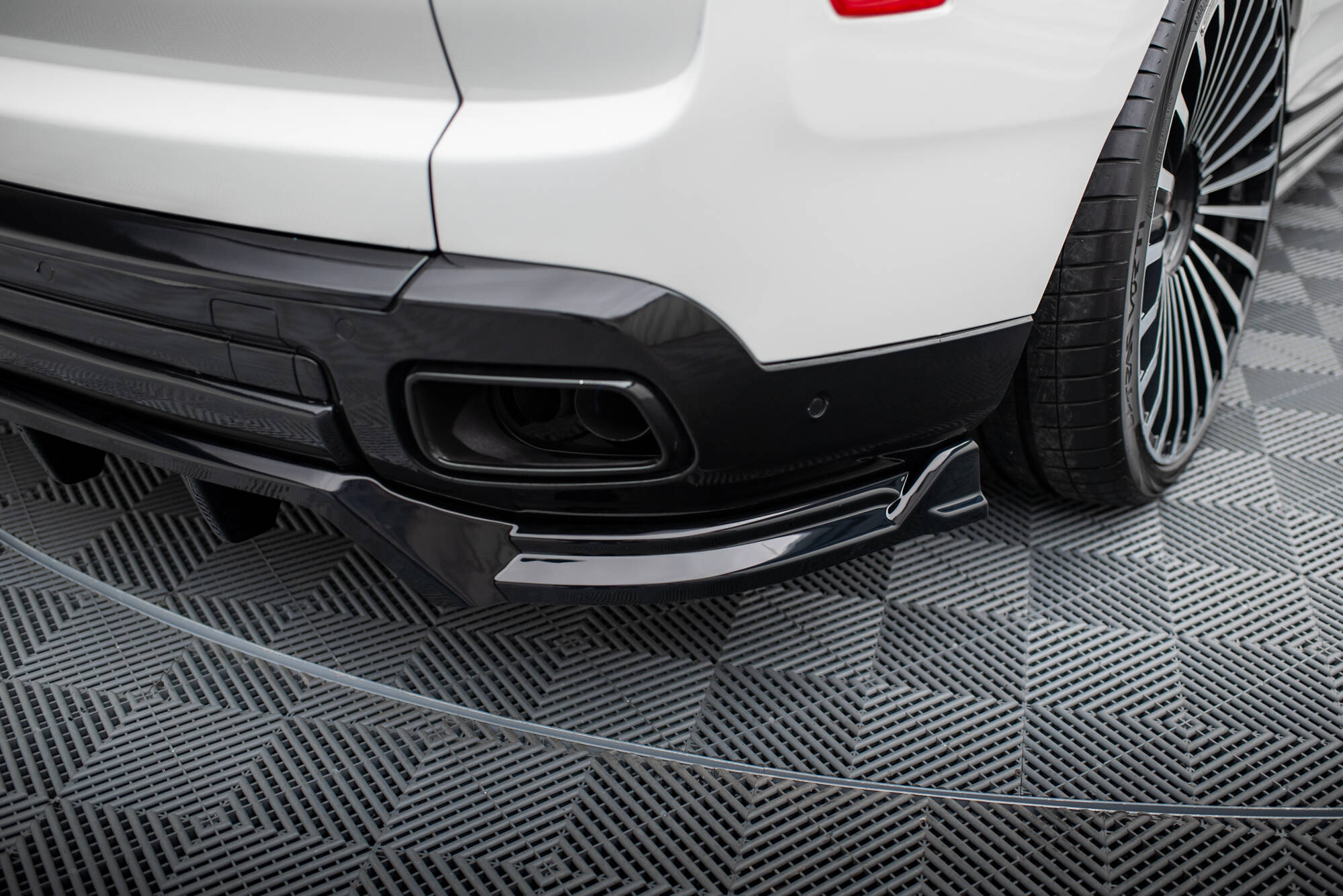 Central Rear Splitter (Vertical Bars) Rolls Royce Cullinan - 4