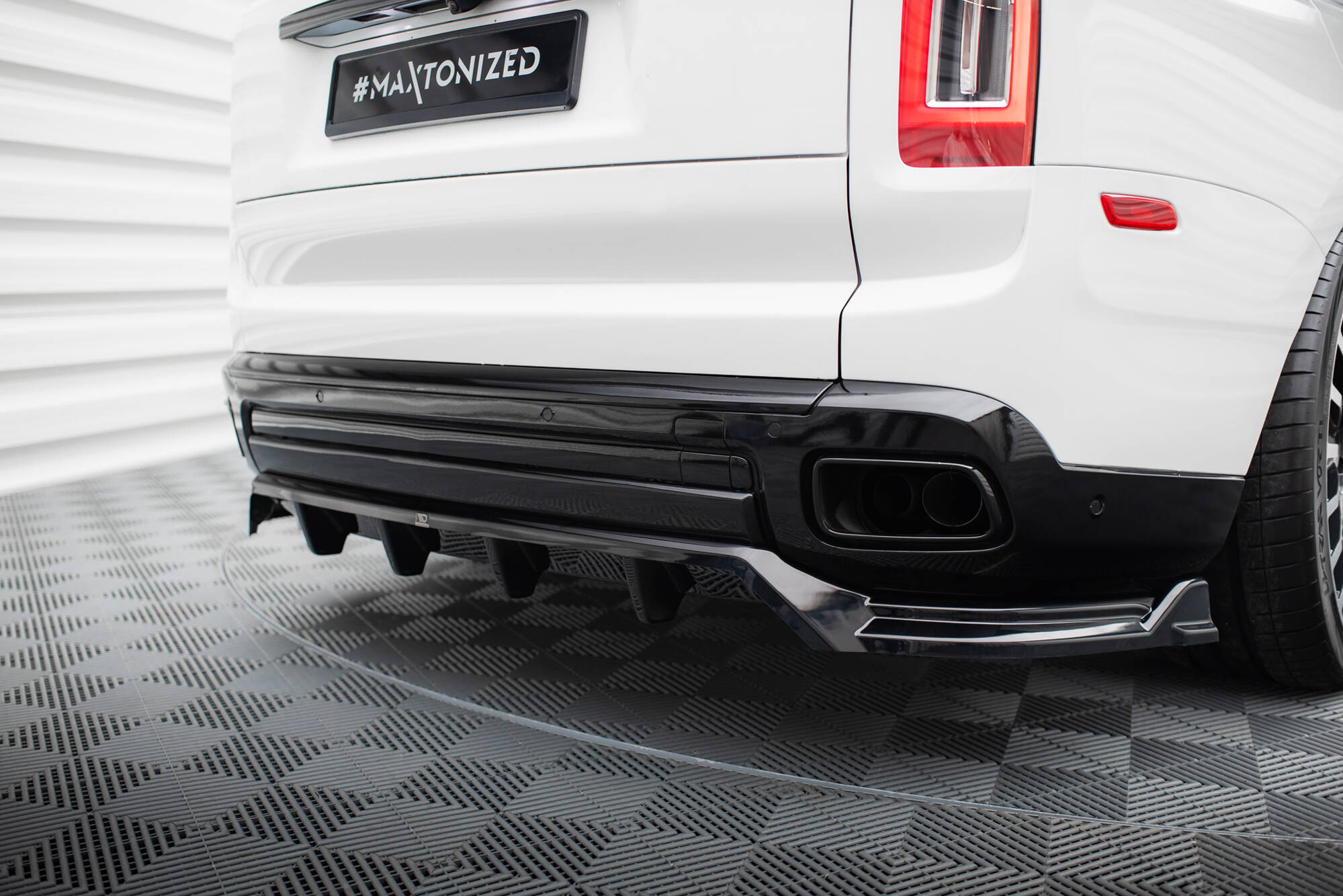 Central Rear Splitter (Vertical Bars) Rolls Royce Cullinan - 5