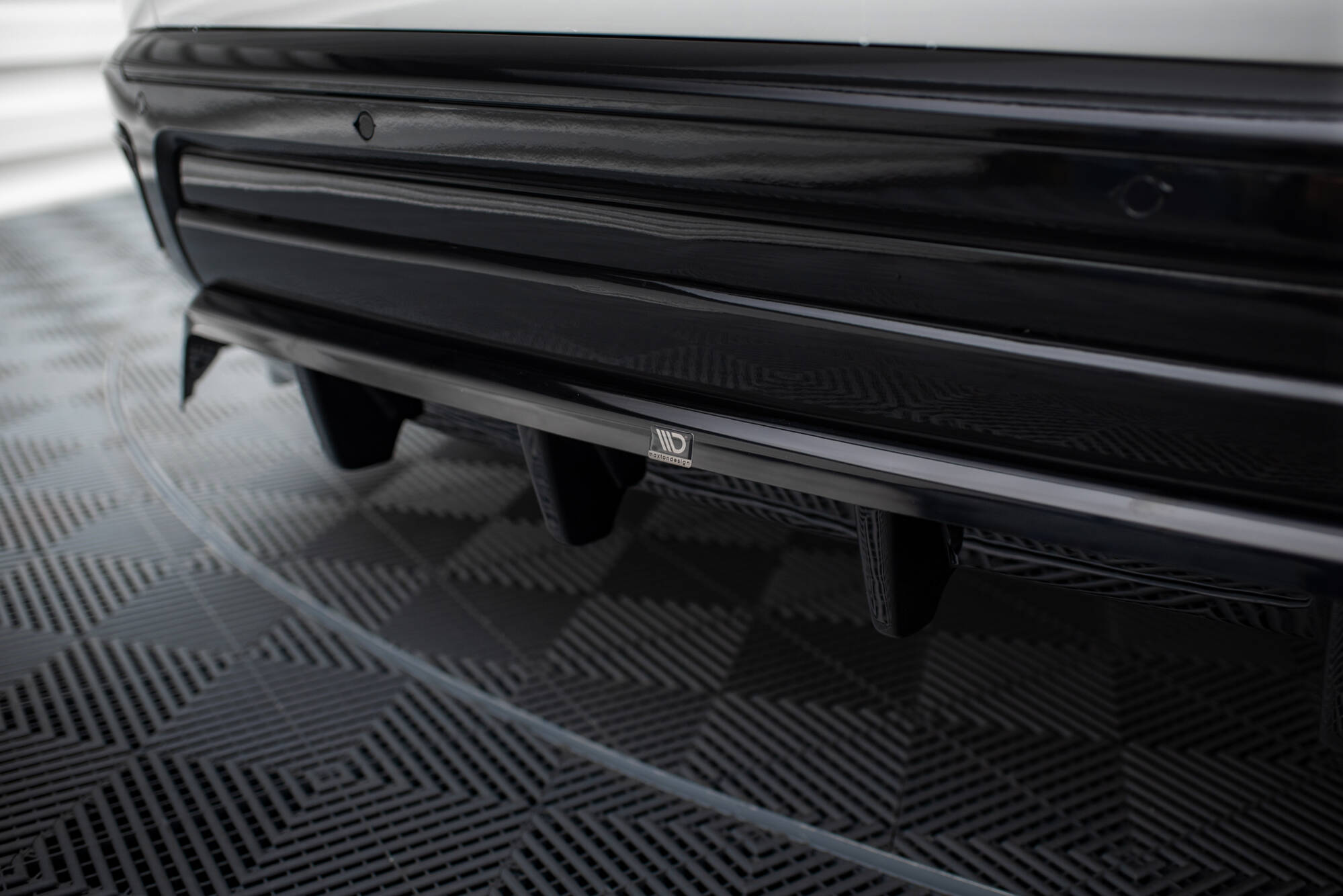 Central Rear Splitter (Vertical Bars) Rolls Royce Cullinan - 3