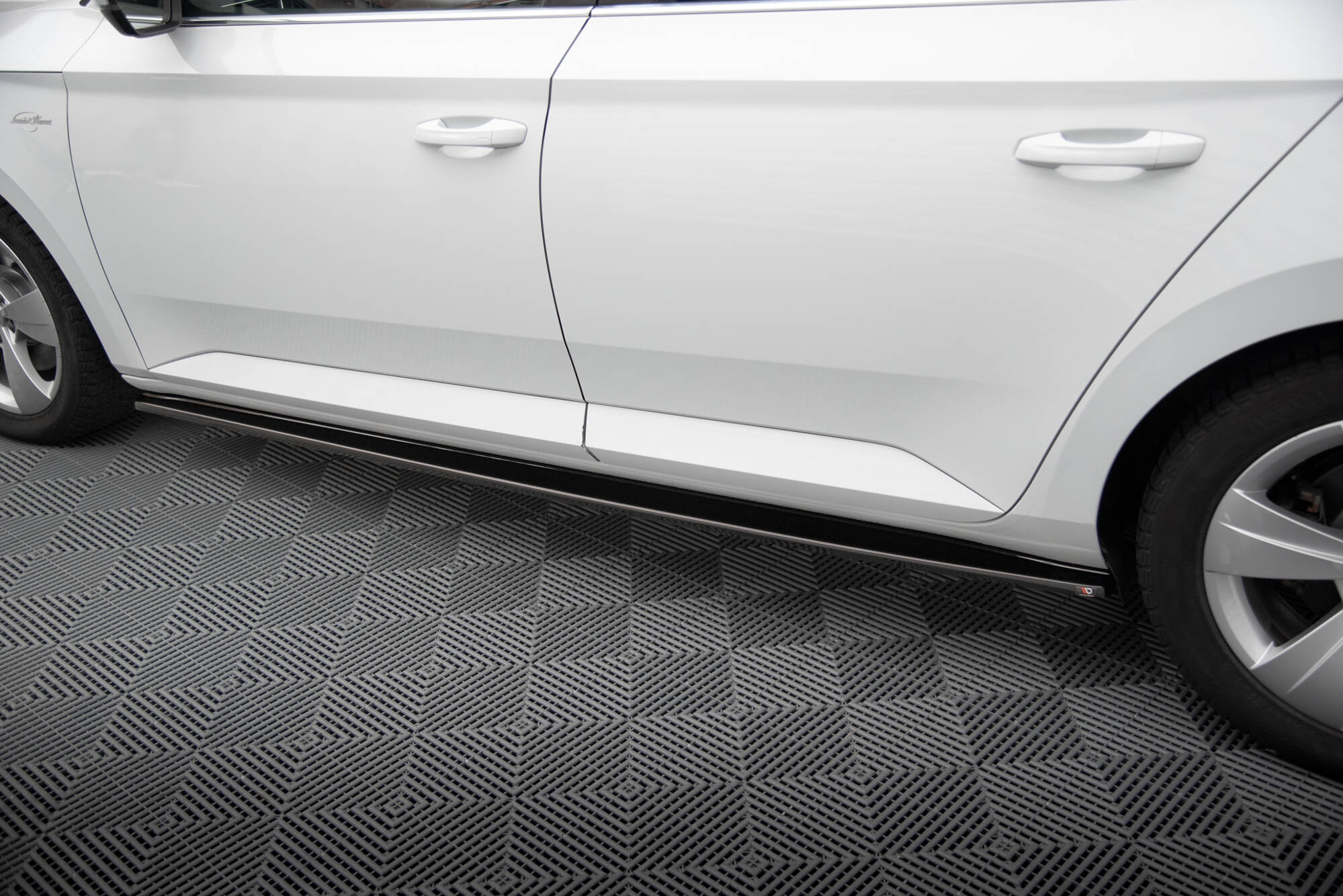 Side Skirts Diffusers Skoda Superb Mk3 - 2