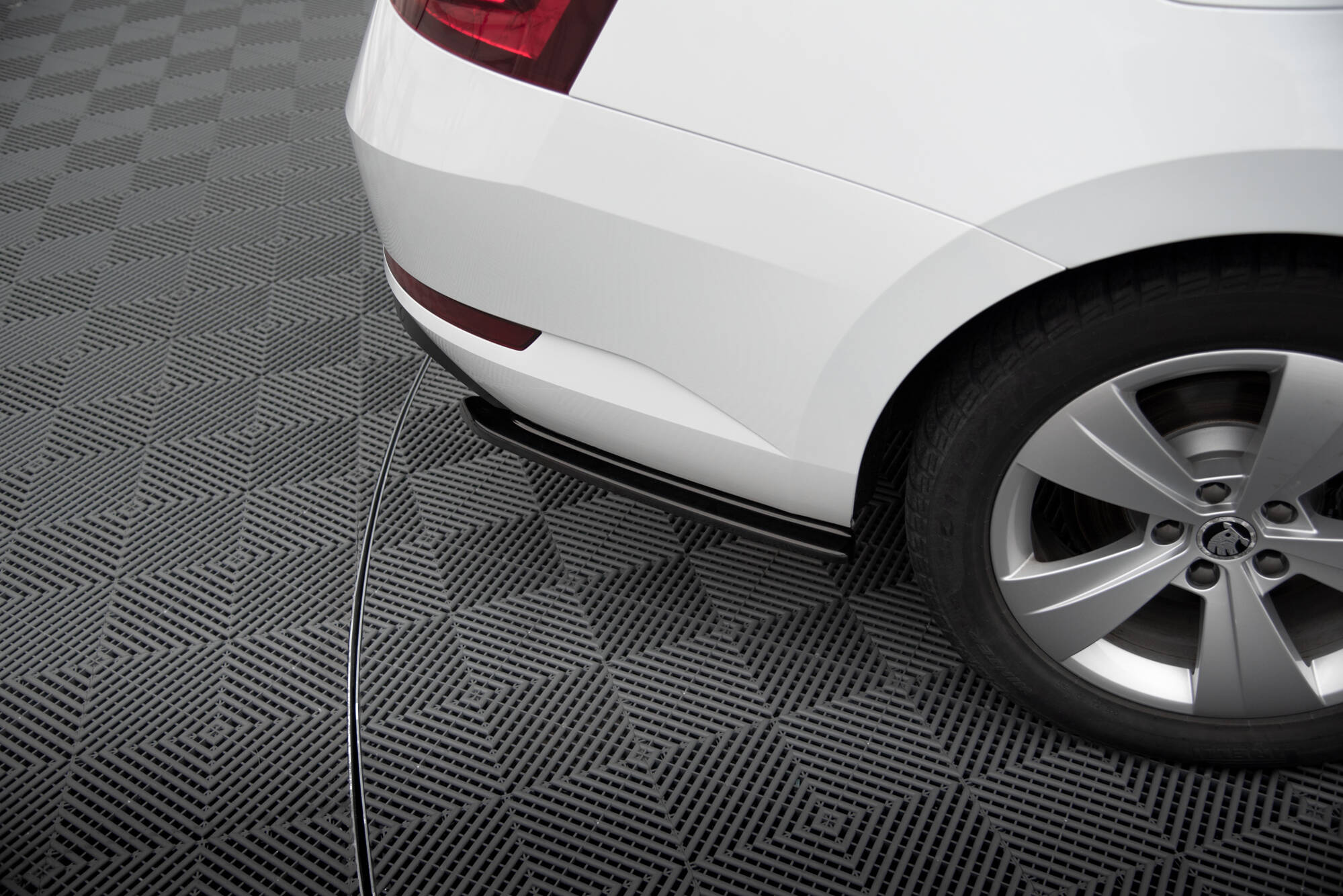 Rear Side Splitters Skoda Superb Mk3 Hatchback / Estate - 3