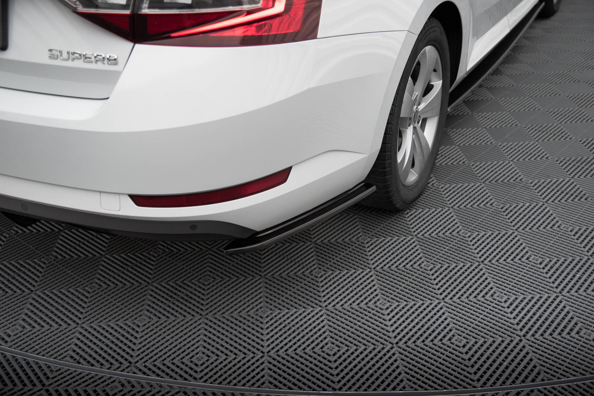Rear Side Splitters Skoda Superb Mk3 Hatchback / Estate - 2