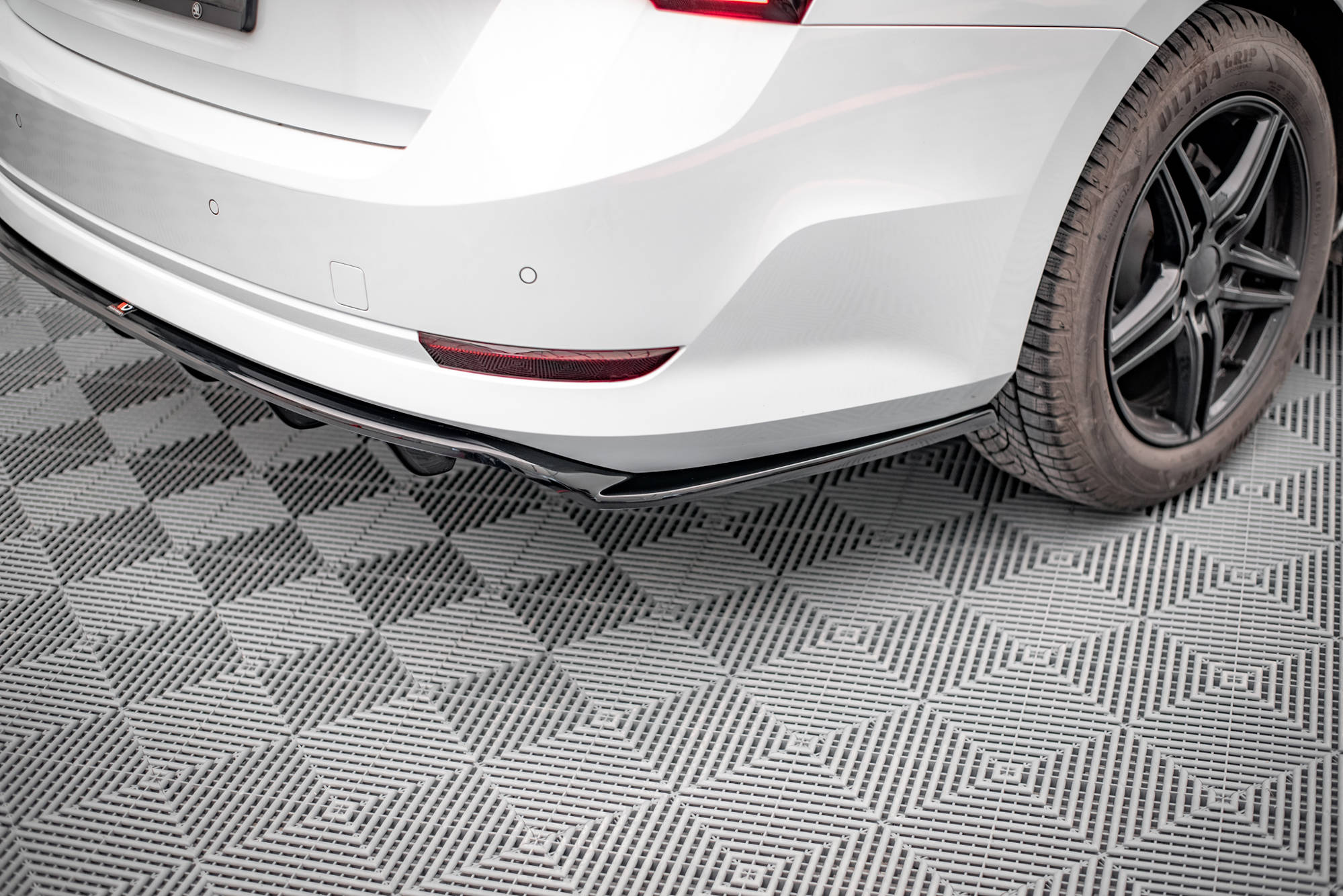 Central Rear Splitter (Vertical Bars) Skoda Octavia Mk4 - 4