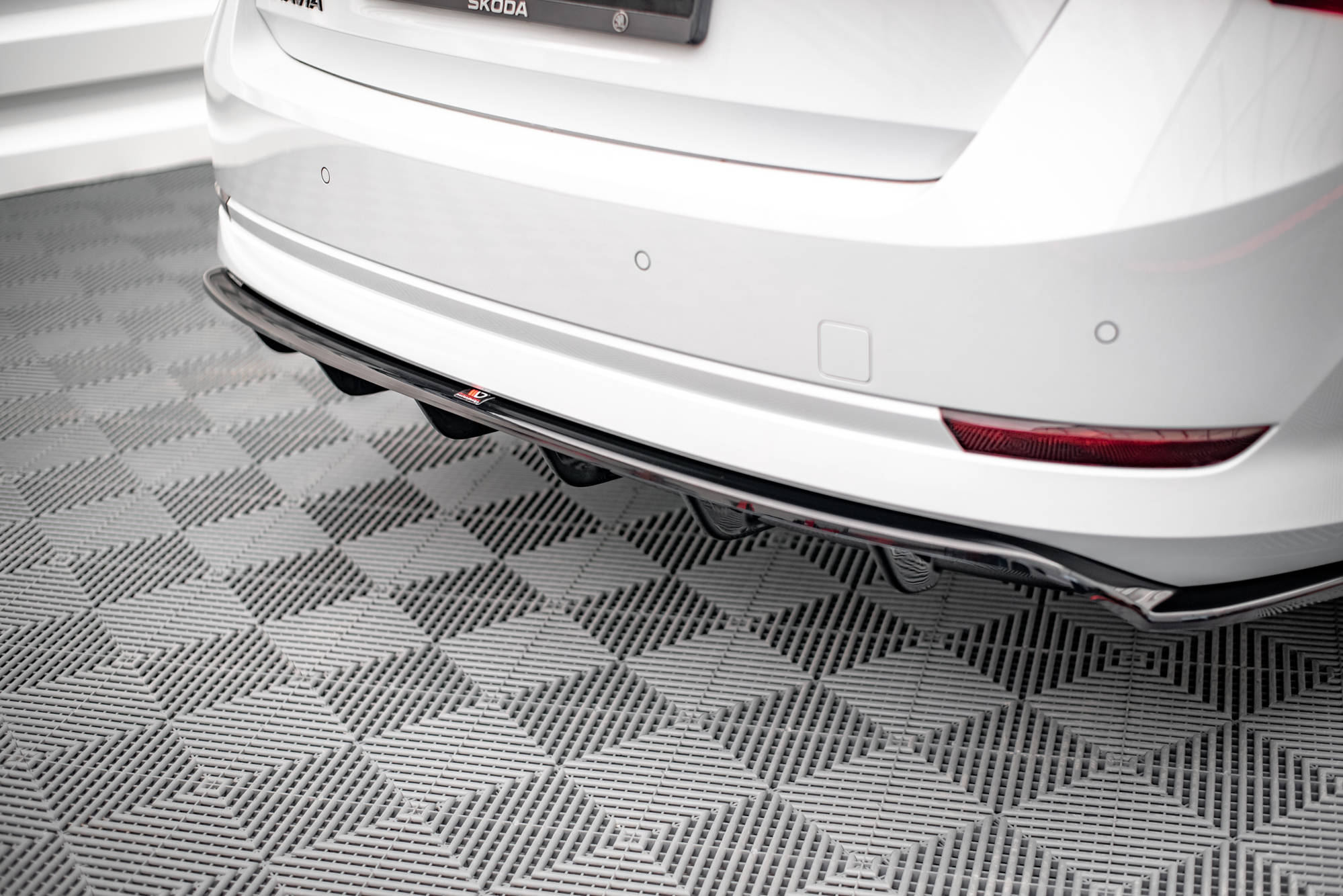 Central Rear Splitter (Vertical Bars) Skoda Octavia Mk4 - 3